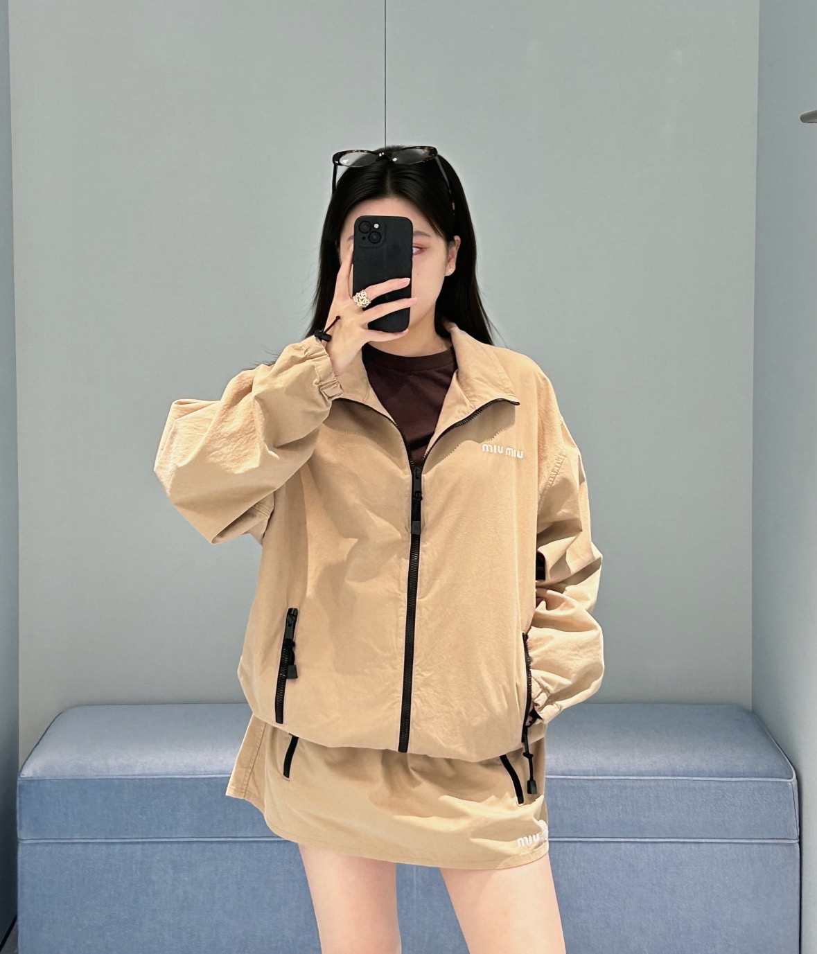 NO:912091,Jacket, skirt, miu** 26 spring and summer new suit  The gentle milk tea khaki tone overflows with a girlish sense of relaxation. The stand-up collar drawstring jacket has loose shoulders and the simple letter embroidery on the chest is low-key and exquisite. It matches the drawstring skirt of the same color, and the length is balanced to create a superior ratio of 30 to 70. The light and breathable fabric is suitable for daily travel, and the neat black zipper embellishes the details. The upper body of the set is lazy and dignified, and it is easy to wear simple and casual outfits with rich style. In stock 36/38/40, miumiu, skirts, jackets &  coats,jackets & coats,19860909外套 半裙 miu** 26春夏新品套装 温柔奶茶卡其调满溢少女松弛感,立领抽绳夹克宽松落肩,胸前简约字母刺绣低调精致.配套同色系抽绳短裙,长短平衡打造三七分优越比例.轻薄透气面料适配日常出行,利落黑拉链点缀细节,成套上身慵懒又显贵,轻松拿捏千金风简约休闲穿搭.现货36/38/40,,miumiu,skirts,jackets & coats,jackets & coats,,Women's clothing
