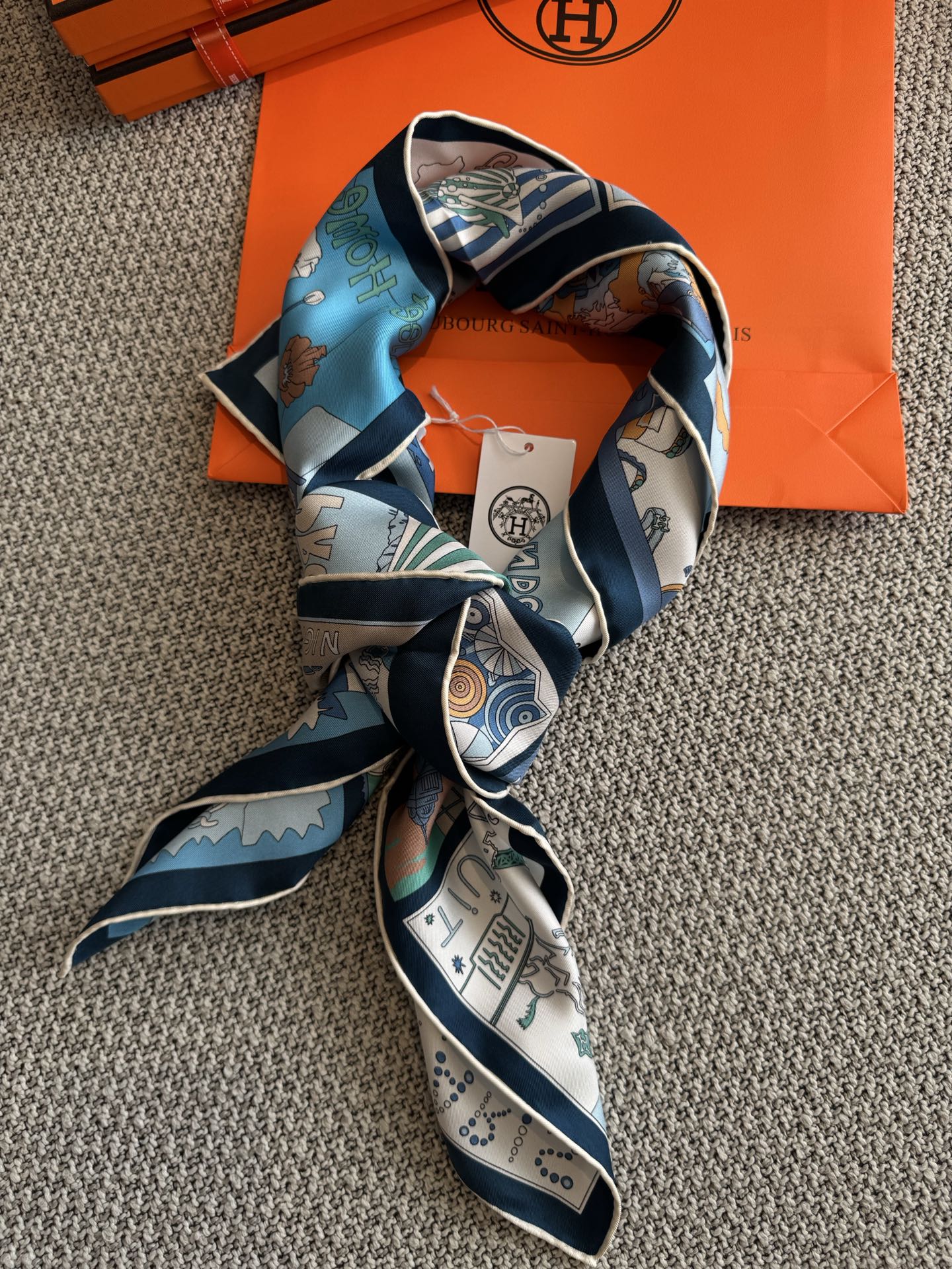 NO:912042,26 spring and summer new products  Her** silk square scarf, which contains the romance of the world. It hides the white doves of Venice, the coast of Lisbon and the night secrets. The navy blue base is smudged with clear blues prints, and the retro city illustrations are delicate and elegant. Mulberry silk is soft to the touch and hand-wrapped.  Neat and exquisite. The neck tie is gentle on the skin, and the headband adds a casual atmosphere. Blessed by the orange box gift box, it is the finishing touch for daily wear. It has a low-key and luxurious texture and can be used in every city roaming. It is a timeless French elegant accessory. 88cm88cm  square,,real silk,1986090926春夏新品 Her**真丝方巾,把世界浪漫方寸收纳.藏威尼斯白鸽、里斯本海岸与夜色秘境,藏蓝基底晕染清透蓝调版画,复古城市插画细腻考究.桑蚕丝触感柔润,手工包边利落精致.系颈温柔衬肤,包头随性氛围感拉满.橙盒礼盒加持,日常穿搭点睛,低调轻奢质感,奔赴每一场城市漫游,是永不过时的法式优雅配饰.88cm88cm 正方形,,real silk,,Women's clothing