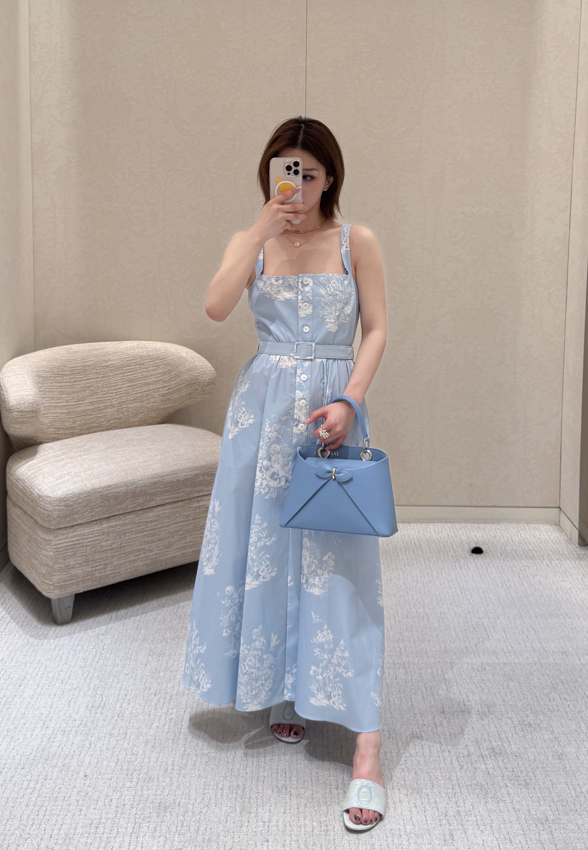 NO:912041,26 Spring/Summer New Arrival Dress Dio** Haute Couture Exclusive  Rui print meets clear light blue, wide shoulder straps and square collar gently outline the lines of the shoulders and neck, and the front row buttons show the brand's exquisite tailoring. The waist is widened and stretched, the cotton fabric has a soft texture, and the white flowers are elegant and unobtrusive. The relaxed atmosphere of South France  It is perfect for daily commuting and holiday afternoon tea. No complicated accessories are needed. Pair it with a tote and satin sandals to easily wear a low-key French elegance. In stock 36/38/40, dior, skirts,1986090926春夏新品 连衣裙 Dio**高定独家 茹伊印花邂逅清透浅蓝,宽肩带方领温柔勾勒肩颈线条,前排排扣尽显品牌考究剪裁.收腰大摆舒展垂顺,棉质面料自带柔和肌理,白调花卉清雅不张扬.南法松弛氛围感拉满,日常通勤、度假下午茶皆适配,无需繁复配饰,随手搭配托特与缎面凉拖,轻松穿出低调显贵的法式优雅.现货36/38/40,,dior,skirts,,Women's clothing