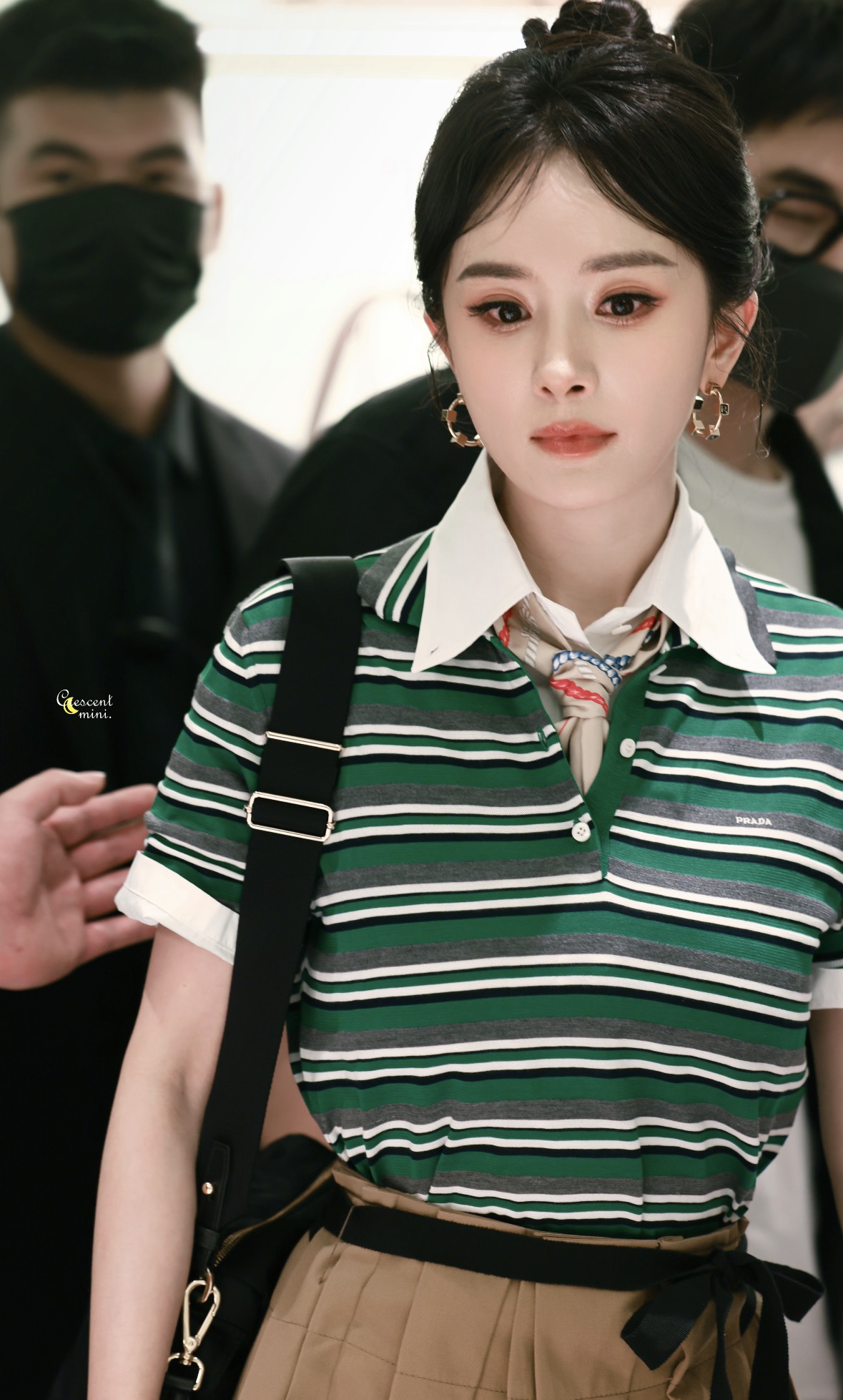 NO:912077,26 spring and summer new arrivals short-sleeved sweater  pra**Yang Mi's same style contrasting striped Polo, with fresh green tones intertwined with layered stripes, has a 90s Italian girly feel. The spliced white lapels highlight the neat silhouette, the short version optimizes body proportions, and the low-key logo on the chest embellishes the brand style. Soft knitted fabric is comfortable  It is skin-friendly, and paired with a khaki pleated skirt, it is gentle and reduces age. It has both college sweetness and light luxury texture. You can easily wear it for daily travel to create a smart and noble retro girly atmosphere. In stock, sml, prada, skirts, sweaters, T-shirt,1986090926春夏新品 短袖毛衣 pra**杨幂同款撞色条纹Polo,清新绿调交织层次条纹,自带90年代意式少女感.拼接白翻领衬出利落轮廓,短款版型优化身材比例,胸口低调标识点缀品牌格调.柔软针织面料舒适亲肤,搭配卡其百褶裙温柔减龄,兼具学院清甜与轻奢质感,日常出行轻松穿出灵动显贵的复古少女氛围.现货smL,,prada,skirts,sweaters,T-shirt,,Women's clothing