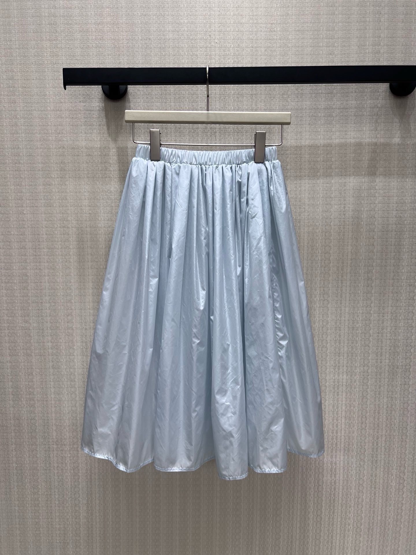 NO:922671,26 new spring and summer skirt, clear mist blue blooming summer prelude, nylon skirt comes with soft light filter. The elastic waist design adapts to all body shapes, the A-line hem stretches like a cloud, with a light breathing when walking. The triangle logo is a low-key finishing touch, blending the relaxation and delicacy of minimalism into every turn of daily life. Ready-made smL real shot details,,skirts,1986090926春夏新品 半裙 清透雾蓝晕染夏日序章,尼龙半裙自带柔光滤镜.松紧腰设计适配所有身形,A字大摆如云朵般舒展,行走间带着轻盈的呼吸感.三角徽标低调点睛,把极简主义的松弛与精致,揉进日常每一个转身里.现货出售smL实拍细节图,,skirts,,Women's clothing