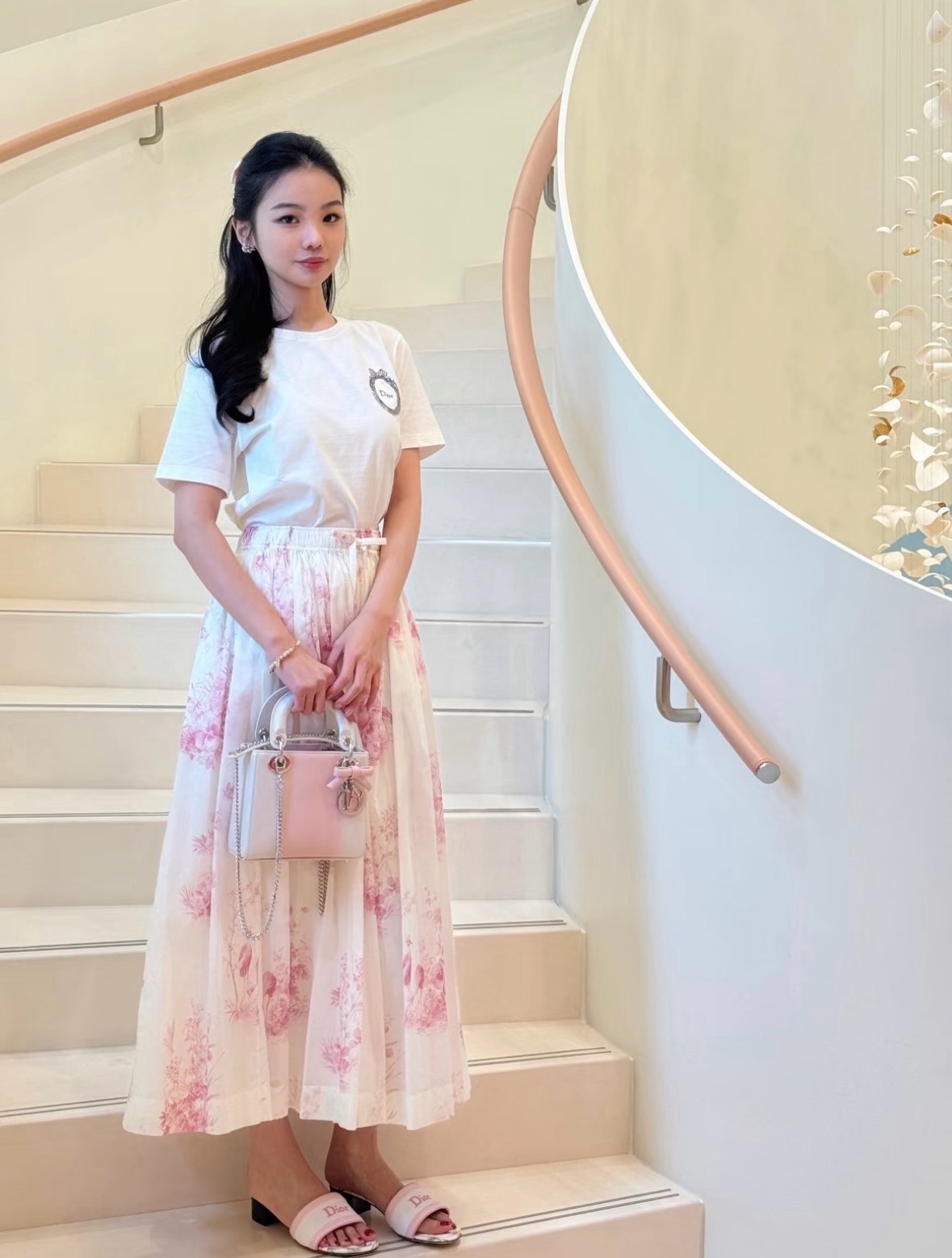 NO:922639,26 spring and summer new products  The skirt is smudged with flowers in ink and pink tones on a white background. The freehand printing brings a gentle poetry, with various shades of rose red, just like the smudged skirt of sunset cherry blossoms in spring. The elasticated drawstring waist is casual and can be tightened to fit the waistline at will. The large pleats are naturally draped and elegant when walking.  Smart. The pleated texture fabric is light and breathable, with a lazy and relaxed texture. It is suitable for all kinds of solid color knitted and cotton and linen tops. It can easily create a gentle and fairy-like atmosphere for daily travel or outings in the suburbs. Ready for sale smL,,skirts,1986090926春夏新品 半裙白底晕染水墨粉调花卉,写意印花自带温柔诗意,深浅玫红错落铺陈,宛如春日落樱晕染裙身.松紧抽绳腰头随性自在,可随心收束贴合腰线,大褶阔摆自然垂坠,走动间飘逸灵动.褶皱肌理面料轻薄透气,自带慵懒松弛质感,适配各类纯色针织与棉麻上衣,日常出行或是近郊出游,轻松营造温婉仙气的氛围感穿搭.现货出售smL,,skirts,,Women's clothing
