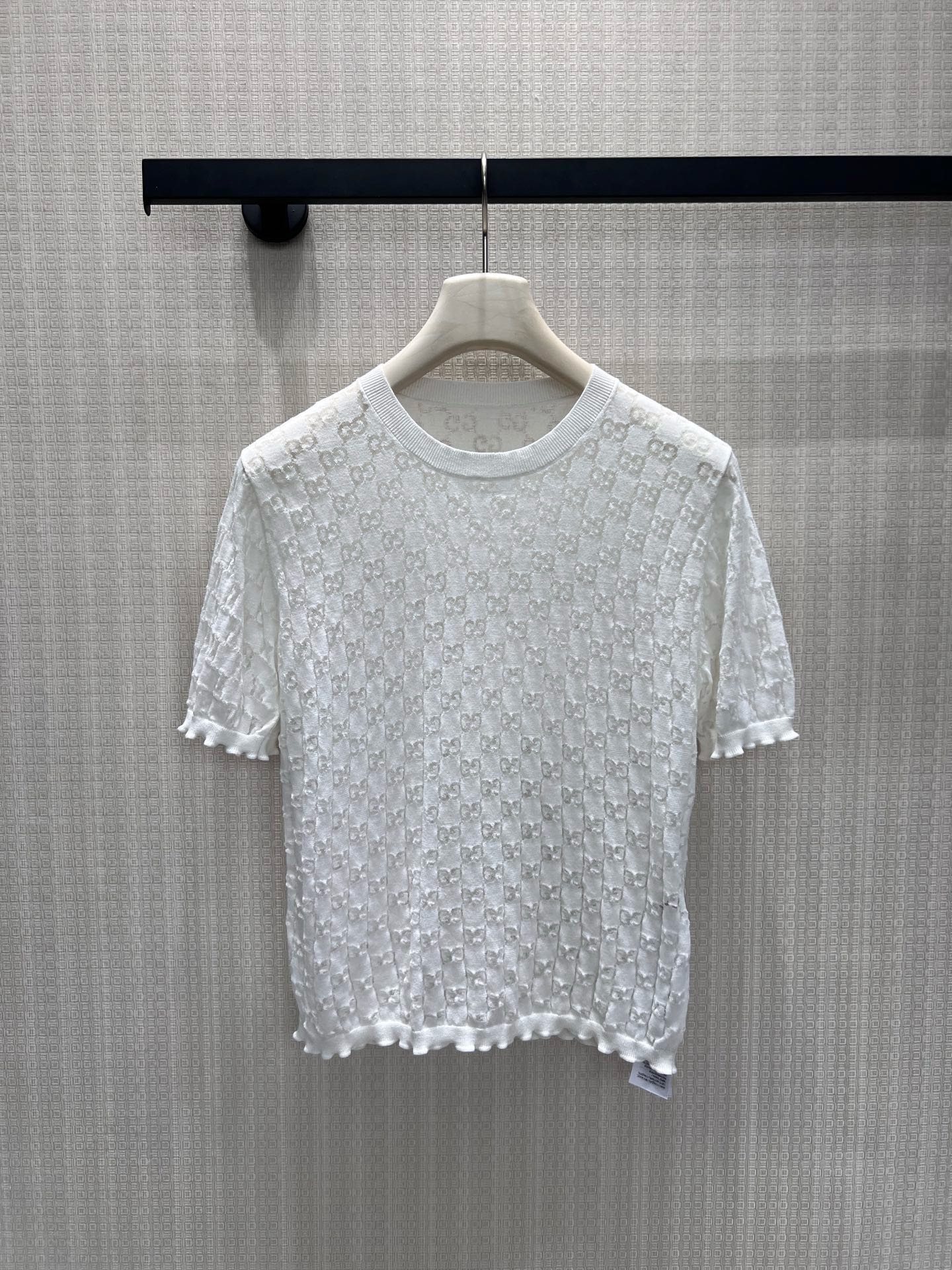 NO:922628,26 spring and summer new product Guc** full-print jacquard knitted short-sleeves, classic double G dark pattern texture hidden brand heritage. Off-white is gentle and elegant, with a soft light atmosphere, pure black is neat and cool, casual and casual, with two styles of commuting and leisure. The short-sleeved earrings are cut to modify the shoulder and arm lines, and the short version optimizes body proportions, and is outstanding when worn alone or layered. The light luxury texture is not picky, and it is a low-key interpretation of Italian retro high-end. Ready for sale smL  Actual detailed pictures,,gucci,T-shirt,1986090926春夏新品 Guc**满印提花针织短袖,经典双G暗纹肌理暗藏品牌底蕴.米白温柔雅致,自带柔光氛围感 ,纯黑利落酷飒,随性拿捏通勤休闲两种格调.木耳边短袖剪裁修饰肩臂线条,短款版型优化身材比例,单穿叠搭皆出彩.轻奢质感不挑穿搭,低调诠释意式复古高级感.现货出售smL 实拍细节图,,gucci,T-shirt,,Women's clothing