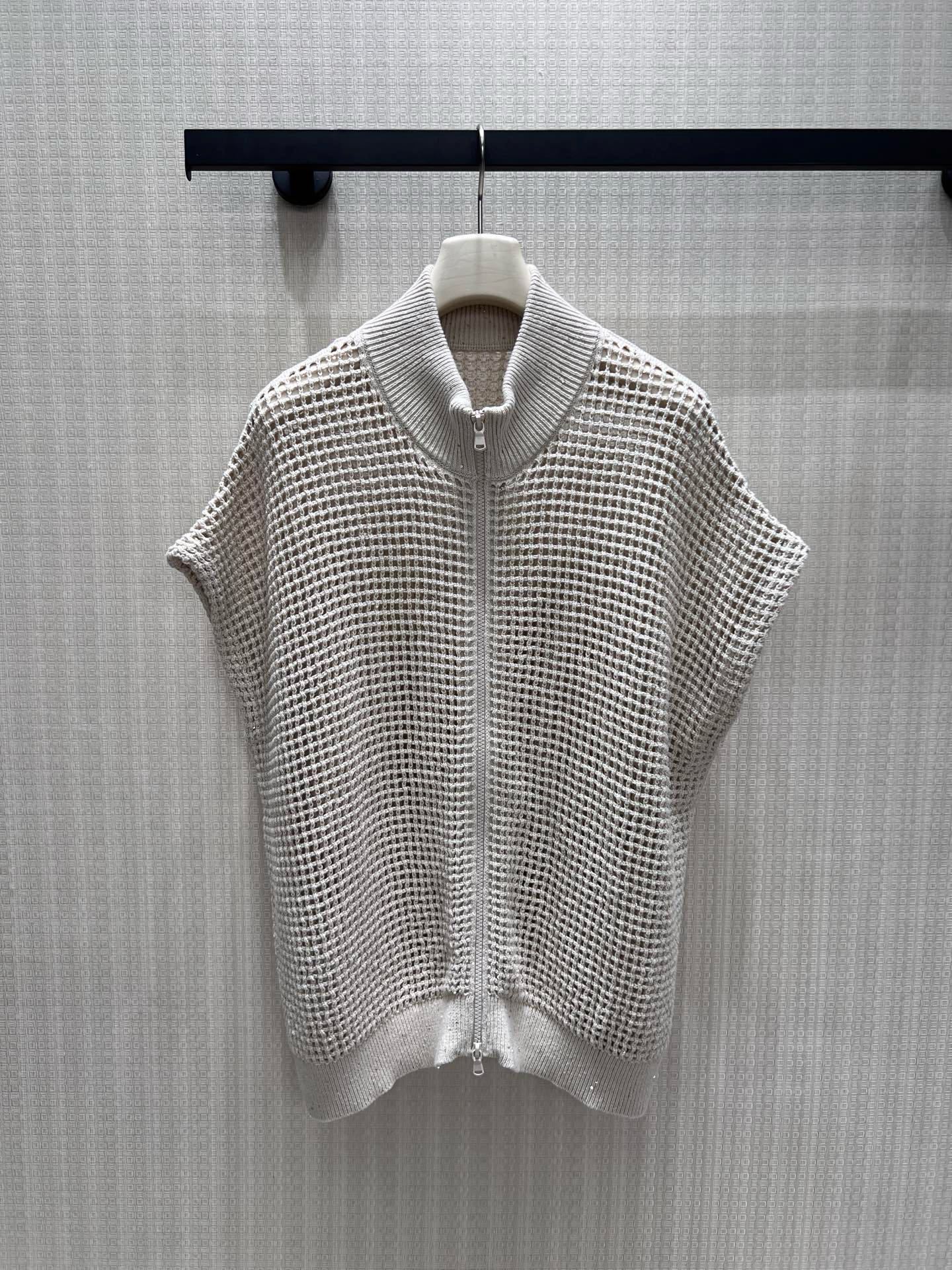 NO:922608,26 new spring and summer short-sleeved cardigan, light oxygen texture, quiet and luxurious old-money style hollow knitting, inheriting BC's iconic six-yarn perforation technology, precision mesh weaving, breathable and not stuffy, and comes with a natural soft light filter. Double-ended zipper design unlocks multiple ways to wear, neat baseball collar with ribbed edges, relaxed but not lost. The milky white tone is gentle and not picky, it is a low-key and noble anchor in the wardrobe. Ready for sale smL  Actual detailed pictures, T-shirt,1986090926春夏新品 短袖开衫 轻氧肌理 静奢老钱风镂空针织 承袭BC标志性六纱挑孔工艺,精密网眼织法透气不闷,自带天然柔光滤镜.双头拉链设计解锁多穿方式,利落棒球领搭配罗纹收边,松弛却不失利落.奶白调温柔不挑皮,是衣橱里低调显贵的定海神针.现货出售smL 实拍细节图,,T-shirt,,Women's clothing