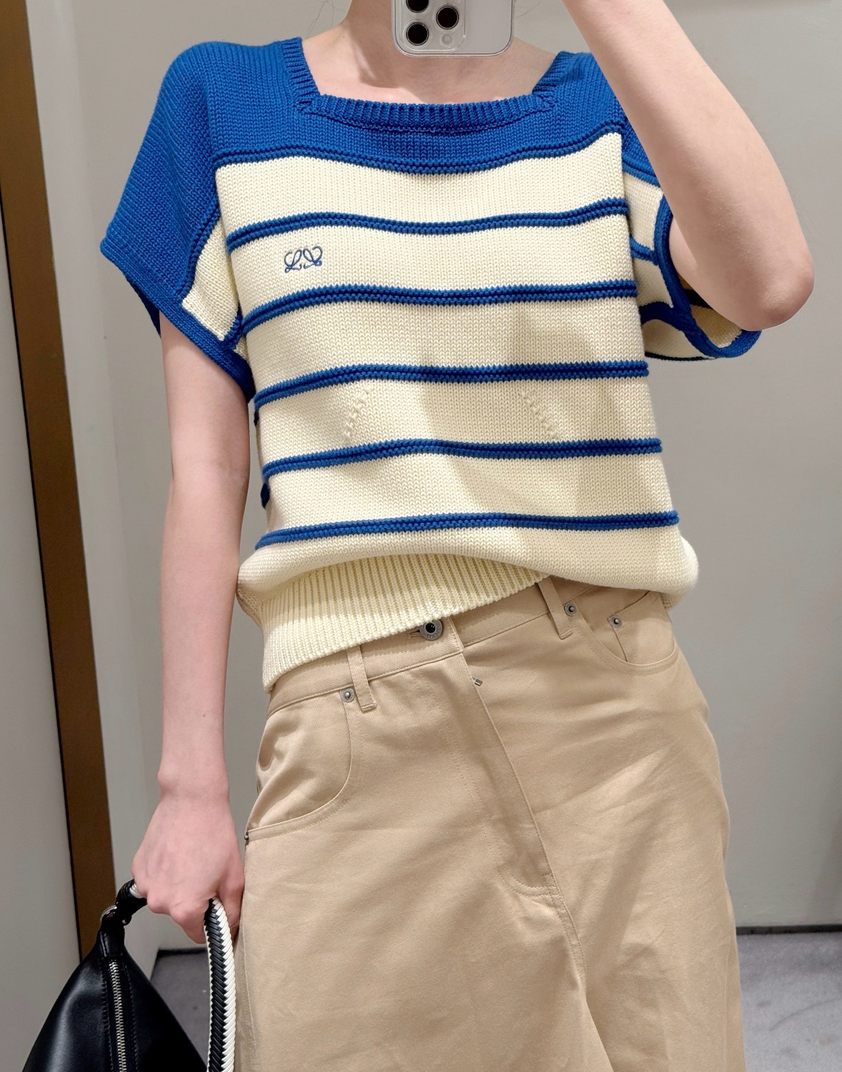 NO:922682,26 new spring and summer short-sleeved sweaters  The striped square collar has a neat sleeveless version, and the soft square collar modifies the neckline. Soft and breathable knitted material, the slightly gathered hem optimizes the proportions, and the small embroidery on the chest enhances sophistication. Contrasting colors, Klein blue is clean and white, and green and blue color matching is fresh and energetic. The loose shoulders accommodate all body shapes, and the simple striped versatile skirt is suitable for light commuting, and it is easy to wear a relaxed and clean summer atmosphere. In stock smL, skirts, sweaters, T-shirt,1986090926春夏新品短袖毛衣 条纹方领利落无袖版型,柔和方领修饰颈线.软糯透气针织料,微收下摆优化比例,胸口小巧刺绣提升精致度.撞色配色,克莱因蓝干净显白,绿蓝拼色鲜活元气.宽松落肩包容各种身形,简约条纹百搭半裙、轻通勤都适配,轻松穿出松弛干净的夏日氛围感.现货smL,,skirts,sweaters,T-shirt,,Women's clothing