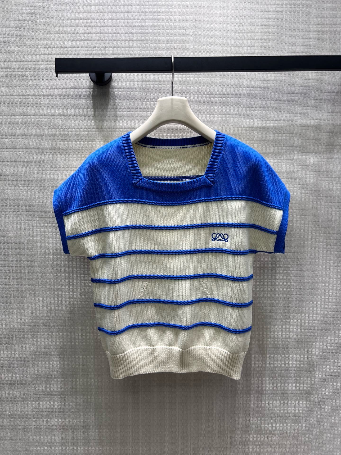 NO:922670,26 new spring and summer short-sleeved sweaters  Striped square collar, neat sleeveless version, soft square collar to modify the neckline. Soft and breathable knitted material, slightly gathered hem to optimize proportions, small embroidery on the chest to enhance sophistication. Contrasting colors, Klein blue is clean and white, green and blue color matching is fresh and energetic. Loose and loose  The shoulder bag is suitable for all body shapes, and the simple striped versatile skirt is suitable for light commuting. It can be easily worn to create a relaxed and clean summer atmosphere. Ready-made SmL real shot details, skirts, sweaters, T-shirts,1986090926春夏新品短袖毛衣 条纹方领利落无袖版型,柔和方领修饰颈线.软糯透气针织料,微收下摆优化比例,胸口小巧刺绣提升精致度.撞色配色,克莱因蓝干净显白,绿蓝拼色鲜活元气.宽松落肩包容各种身形,简约条纹百搭半裙、轻通勤都适配,轻松穿出松弛干净的夏日氛围感.现货smL实拍细节图,,skirts,sweaters,T-shirt,,Women's clothing