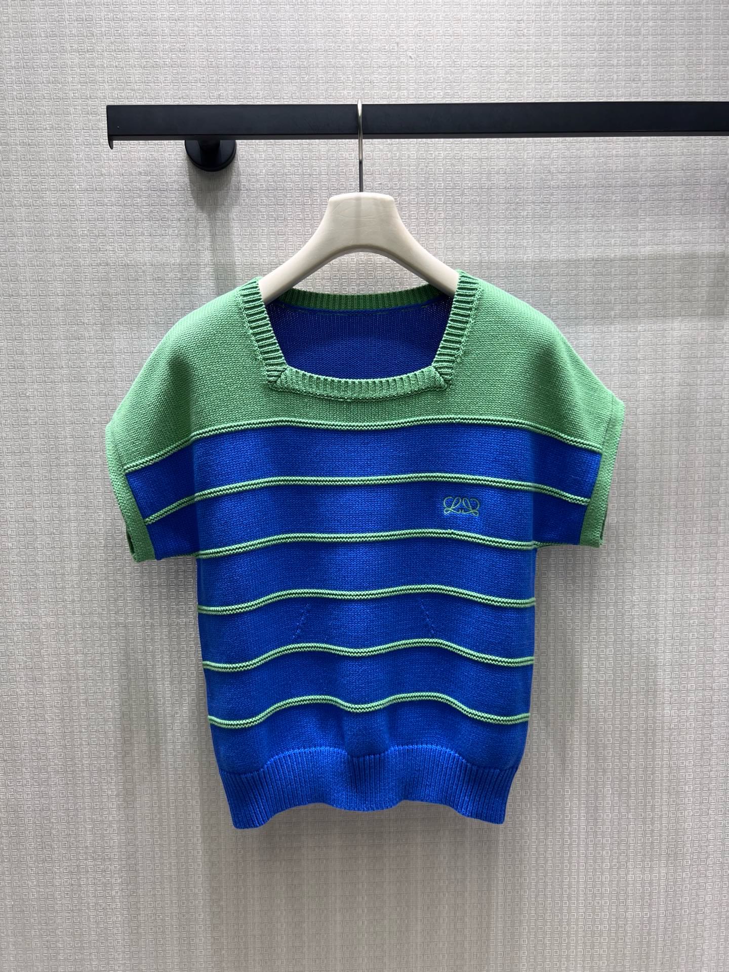 NO:922660,Batch 26 new spring and summer short-sleeved sweaters  Striped square collar, neat sleeveless version, soft square collar to modify the neckline. Soft and breathable knitted material, slightly gathered hem to optimize proportions, small embroidery on the chest to enhance sophistication. Contrasting colors, Klein blue is clean and white, green and blue color matching is fresh and energetic. Loose and loose  The shoulder bag is suitable for all body shapes, and the simple striped versatile skirt is suitable for light commuting. It can be easily worn to create a relaxed and clean summer atmosphere. Ready-made SmL real shot details, skirts, sweaters, T-shirts,19860909批 26春夏新品短袖毛衣 条纹方领利落无袖版型,柔和方领修饰颈线.软糯透气针织料,微收下摆优化比例,胸口小巧刺绣提升精致度.撞色配色,克莱因蓝干净显白,绿蓝拼色鲜活元气.宽松落肩包容各种身形,简约条纹百搭半裙、轻通勤都适配,轻松穿出松弛干净的夏日氛围感.现货smL实拍细节图,,skirts,sweaters,T-shirt,,Women's clothing