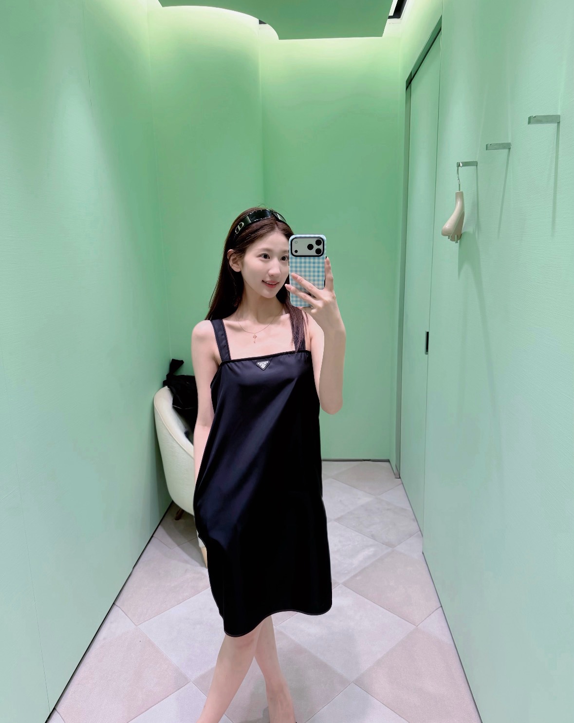 NO:922714,26 spring and summer new arrivals suspender dress  The neat square neck and wide shoulder strap design modify the shoulder line without looking bloated. The iconic metal triangle logo is embellished on the chest, low-key releasing the brand recognition and bringing a neat and modern aura. The smooth and stiff fabric has a matte texture, is not easy to wrinkle and has its own silhouette, loose and straight  The style accommodates all body shapes, and the length is just right. Wear it cool and fashionable alone, wear it with a shirt as a base layer to create a sense of layering. It is suitable for commuting, dating, and going out. It is a minimalist little black dress that never goes out of style. In stock sml, skirts, shirts,1986090926春夏新品 吊带连衣裙 利落方领宽肩带设计,修饰肩线不显臃肿.标志性金属三角徽标点缀胸前,低调释放品牌辨识度,自带利落摩登气场.顺滑挺括面料自带哑光质感,不易皱且自带廓形,宽松直筒版型包容各种身形,长短恰到好处.单穿冷艳时髦,内搭衬衫打底打造层次感,通勤、约会、出街都适配,永不过时的极简小黑裙.现货smL,,skirts,shirts,,Women's clothing