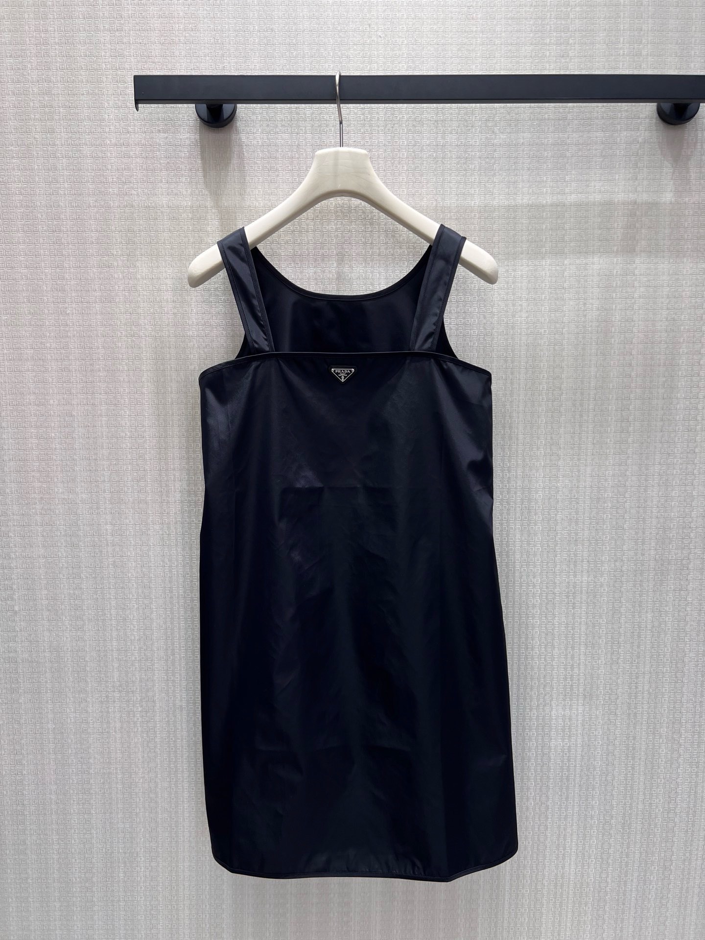 NO:922704,26 spring and summer new arrivals suspender dress  The neat square neck and wide shoulder strap design modify the shoulder line without looking bloated. The iconic metal triangle logo is embellished on the chest, low-key releasing the brand recognition and bringing a neat and modern aura. The smooth and crisp fabric has a matte texture, which is not easy to wrinkle and is natural  With a silhouette, the loose straight version accommodates all body shapes, and the length is just right. Wear it alone and it is cool and fashionable. Pair it with a shirt to create a layered look. It is suitable for commuting, dating, and going out. It is a minimalist little black dress that never goes out of style. Ready in stock sml  Actual detailed pictures,,skirts,shirts,1986090926春夏新品 吊带连衣裙 利落方领宽肩带设计,修饰肩线不显臃肿.标志性金属三角徽标点缀胸前,低调释放品牌辨识度,自带利落摩登气场.顺滑挺括面料自带哑光质感,不易皱且自带廓形,宽松直筒版型包容各种身形,长短恰到好处.单穿冷艳时髦,内搭衬衫打底打造层次感,通勤、约会、出街都适配,永不过时的极简小黑裙.现货smL 实拍细节图,,skirts,shirts,,Women's clothing