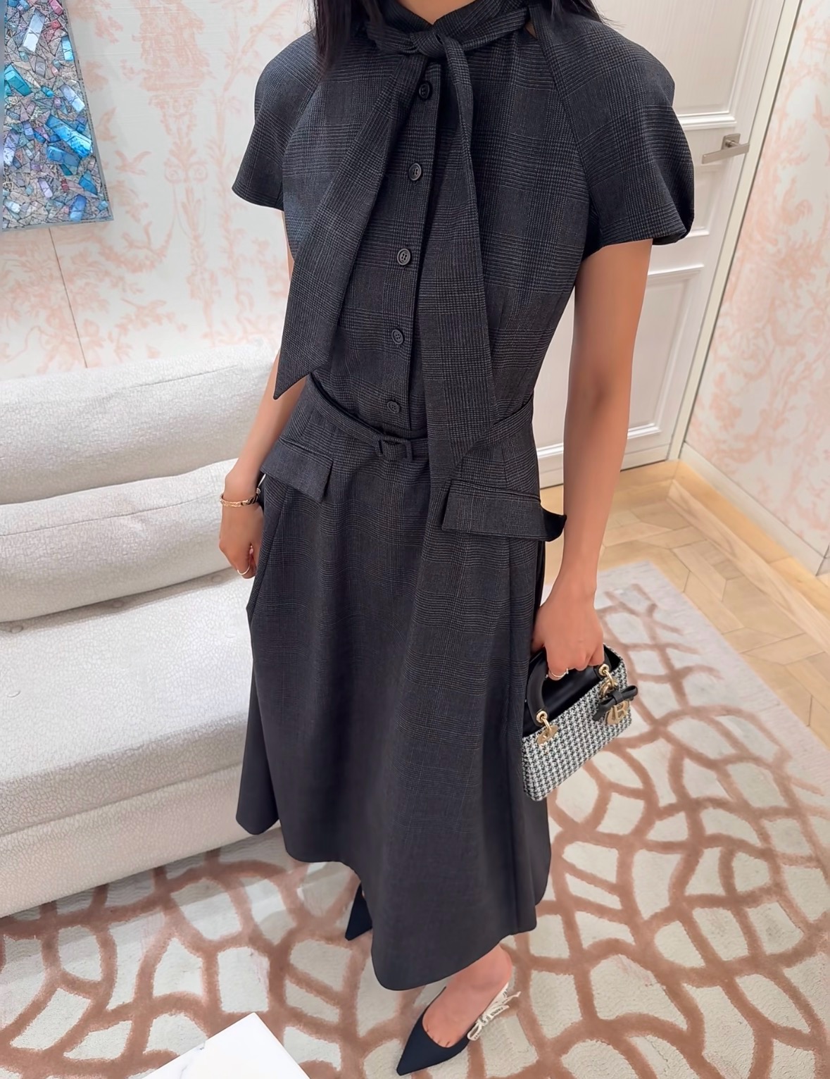 NO:922734,26 spring and summer new products  Dio** dark gray fine plaid commuter dress has a sophisticated and elegant French aura. The bow ribbon on the collar has soft and neat lines, the short-sleeved shoulder pads optimize the head-shoulder ratio, and the front button-down is simple and elegant. The waist-cinching belt of the same fabric outlines the waistline, and the side pockets are designed to take into account aesthetics  Practical and practical, the vertical mid-length version modifies the body shape. The low-key plaid pattern is calm and noble, suitable for workplace commuting and light business occasions, with both neatness and gentle femininity. In stock 36/38/40, dior, skirts, T-shirt,1986090926春夏新品 Dio**深灰细格纹通勤连衣裙,自带干练优雅的法式气场.领部蝴蝶结飘带柔和利落线条,短袖衬肩优化头肩比例,前襟排扣简约大气.同面料收腰腰带勾勒腰线,侧袋设计兼顾美观与实用性,垂顺中长版型修饰身形.低调格纹沉稳显贵,职场通勤、轻商务场合皆适配,兼具利落感与温柔女人味.现货36/38/40,,dior,skirts,T-shirt,,Women's clothing