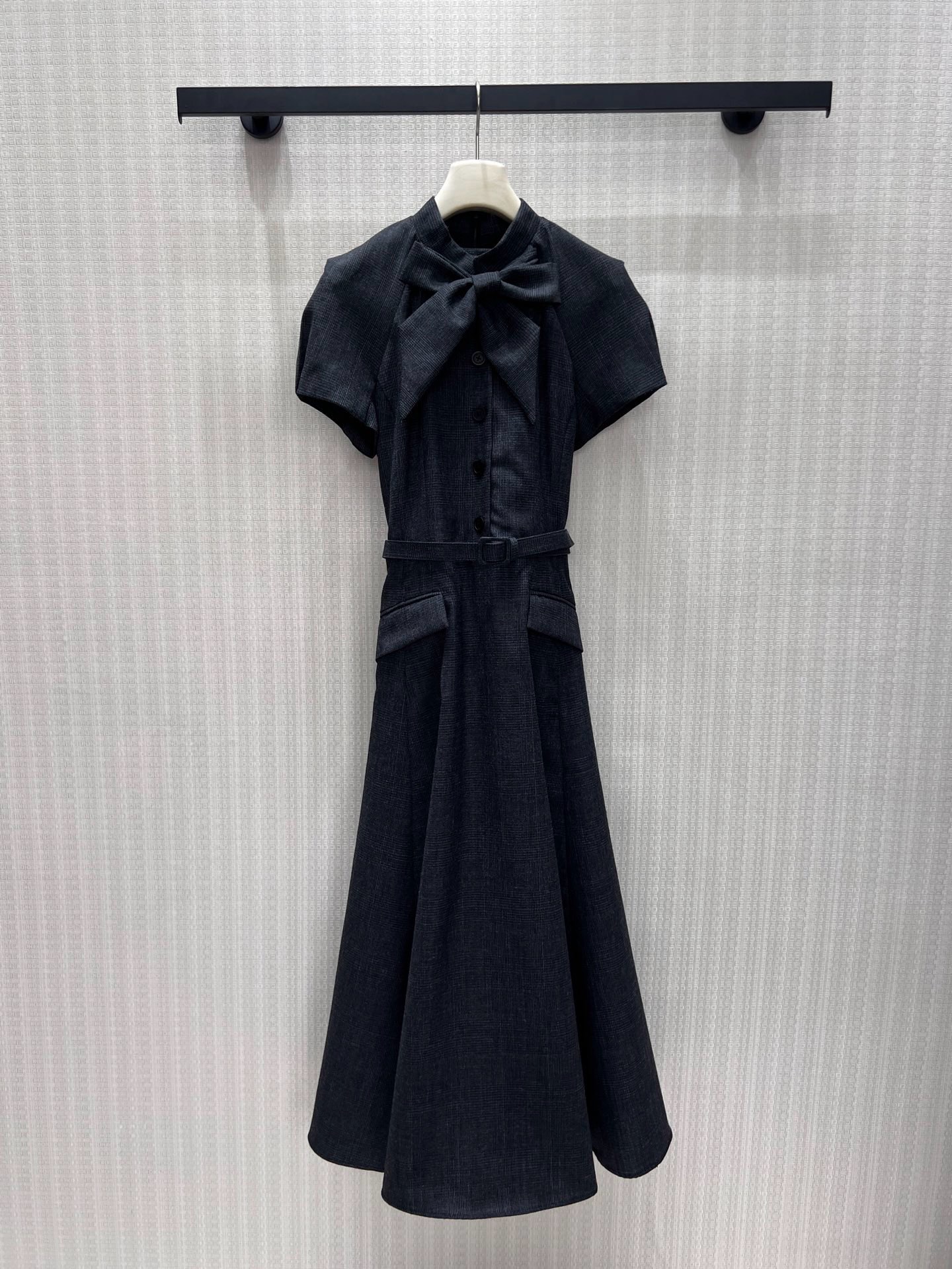 NO:922724,26 spring and summer new products  Dio** dark gray fine plaid commuter dress has a smart and elegant French aura. The bow ribbon on the collar has soft and neat lines, the short-sleeved shoulder pads optimize the head-shoulder ratio, and the front button-down is simple and elegant. The waist-cinching belt of the same fabric outlines the waistline, and the side pockets are designed to be both beautiful and practical.  Sexy, the vertical mid-length version modifies the body shape. The low-key plaid pattern is calm and noble, suitable for workplace commuting and light business occasions, with both neatness and gentle femininity. Ready-made 36/38/40 real shot details, dior, skirts, T-shirt,1986090926春夏新品 Dio**深灰细格纹通勤连衣裙,自带干练优雅的法式气场.领部蝴蝶结飘带柔和利落线条,短袖衬肩优化头肩比例,前襟排扣简约大气.同面料收腰腰带勾勒腰线,侧袋设计兼顾美观与实用性,垂顺中长版型修饰身形.低调格纹沉稳显贵,职场通勤、轻商务场合皆适配,兼具利落感与温柔女人味.现货36/38/40实拍细节图,,dior,skirts,T-shirt,,Women's clothing