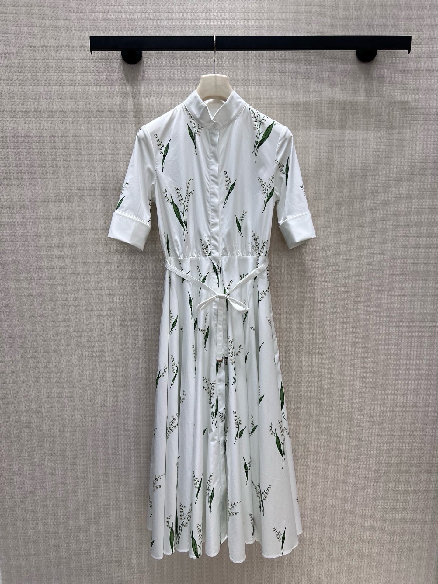 NO:922744,The 26 spring and summer new dress Dio** combines romance and sophistication, and the lily of the valley print shirt dress has a fresh and high-end feel. The stand-up collar and three-quarter sleeves are neat and elegant, the waist tie outlines the waistline, and the large skirt is draped smartly. The cotton fabric is crisp and stylish, and can be worn for daily commuting or light social occasions. It is a calm and elegant temperament, and it is the texture in the wardrobe. Ready for sale sml real shot details, dior, skirts, shirts,1986090926春夏新品连衣裙Dio**浪漫与干练相融,铃兰印花衬衫裙自带清新高级感.立领配五分袖利落大气,收腰系带勾勒腰线,大裙摆垂坠灵动.棉质面料挺括有型,日常通勤或轻社交场合都能穿出从容优雅气质,是衣柜里的质感担当.现货出售 smL 实拍细节图,,dior,skirts,shirts,,Women's clothing