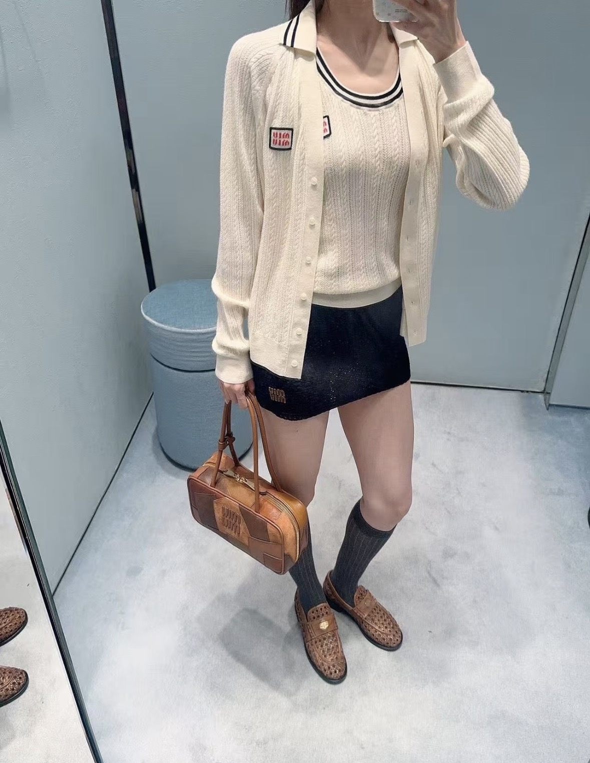 NO:922725,26 spring and summer new arrival miu** wool cardigan  Beige vertical pit strip knitted fabric feels soft to the touch. The V-shaped lapel casually modifies the neck. The single-row button opening is suitable for a variety of wearing methods. The brand cloth label on the chest is exquisitely embellished to weaken the sense of exaggeration. The loose sleeves hide arm fat and are gentle and adaptable.  Caramel pleated skirt. It has a sweet and rich atmosphere. It is suitable for daily shopping and casual dating. It is easy to handle the delicate and gentle light luxury girl style. Ready 36/38/40,,miumiu,skirts,1986090926春夏新品 miu**羊毛开衫 米杏色竖坑条针织面料触感绵柔,V型翻领随性修饰脖颈,单排纽扣开合适配多种穿法.胸口品牌布标做精巧点缀,弱化浮夸感.宽松袖型藏住手臂赘肉,温柔适配焦糖百褶短裙.清甜富家千金氛围感拉满,日常逛街、轻约会都适配,轻松拿捏细腻温婉的轻奢少女格调现货36/38/40,,miumiu,skirts,,Women's clothing