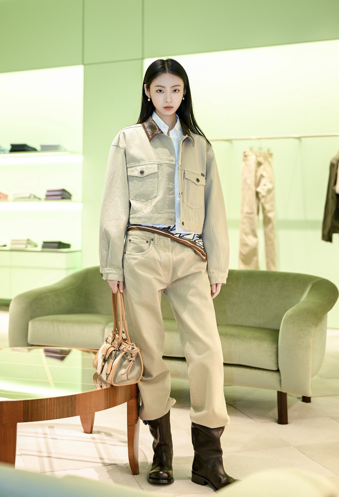 NO:922520,26 new spring and summer suits. Karina's same khaki denim suit uses a contrasting leather collar to create a visual highlight. The short jacket optimizes the body proportions and the cargo pockets add a smart texture. The wide-leg trousers are drapey and soft and tolerant of the leg shape. The light color scheme brings a sense of high-end atmosphere. Paired with a white shirt and retro leather boots, it combines casual relaxation with a cool big-name aura. It is suitable for visiting stores and commuting, and can easily be worn to create a retro, light and luxurious style that is not boring.  In stock smL,,boots,jackets & coats,shirts,1986090926春夏新款套装 Karina同款卡其牛仔套装以皮质撞色衣领打造视觉亮点,短款外套优化身材比例,工装口袋增添干练质感.垂顺阔腿长裤柔和包容腿型,浅调色系自带高级氛围感.叠搭白衬衫、复古皮靴,兼顾随性松弛与清冷大牌气场,探店通勤皆适配,轻松穿出不沉闷的复古轻奢穿搭格调 现货smL,,boots,jackets & coats,shirts,,Women's clothing