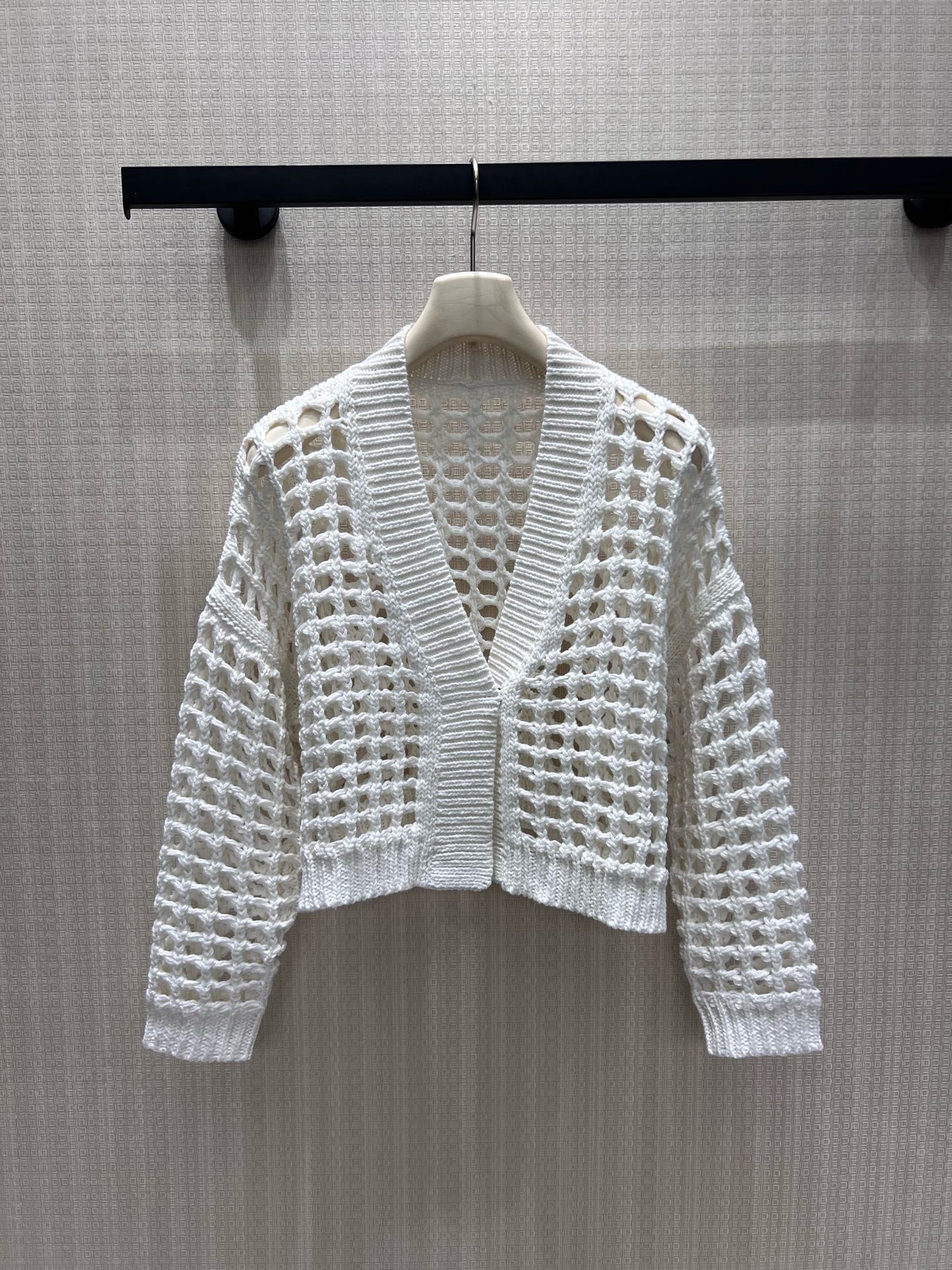 NO:922597,26 spring and summer new products  BC pure white mesh knitted cardigan, a refreshing and healing high-end milky white tone. The large three-dimensional hollow weave is light and breathable, the roving texture is full of hand-made warmth, and the short version is neat and proportional. The simple V-neck softens the skin, the loose long sleeves accommodate the body shape, and the buttonless design is simple and casual. It is highly suitable for spring and summer with suspenders and wide-leg pants. It is elegant and clean without unnecessary decoration, showing a low-key, gentle, calm and comfortable light luxury outfit. Ready in stock smL  Real shot details,,1986090926春夏新品 BC纯白网眼针织开衫,清爽治愈的高级奶白调.立体大镂空织法轻盈透气,粗纱肌理富有手工温度,短款版型利落显比例.简约V领柔和衬肤,宽松长袖包容身形,无扣设计简约随性.春夏搭配吊带、阔腿裤适配度极高,素雅干净无多余装饰,尽显低调温润、从容自在的轻奢穿搭质感.现货smL 实拍细节,,,Women's clothing