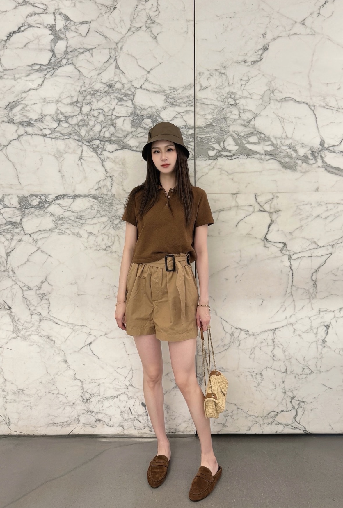 NO:922627,26 spring and summer new products exclusive customization ysl  The caramel brown high-waist bud shorts have a sophisticated and unique style. The matching square belt tightens the waistline and naturally improves the body proportions. The fabric is dry and breathable, and the loose trouser legs cleverly modify the crotch and cover up the fat on the legs. Paired with a dark pattern tube top to create a retro and noble atmosphere, suitable for vacation shopping and city travel. It combines laziness and light luxury texture to easily create a neat and exquisite French high-end summer look. Ready-made smL,, saint  laurent,shorts,1986090926春夏新品 独家定制 ysl 焦糖咖色高腰花苞短裤版型精巧别致,配套方形皮带收紧腰线,自然抬高身材比例.面料干爽透气,宽松裤腿巧妙修饰胯部、遮掩腿部赘肉.搭配暗纹抹胸塑造复古贵气氛围,适配度假逛街、城市出行,糅合慵懒随性与轻奢质感,轻松打造利落精致的法式高阶夏日造型现货 smL,,saint laurent,shorts,,Women's clothing