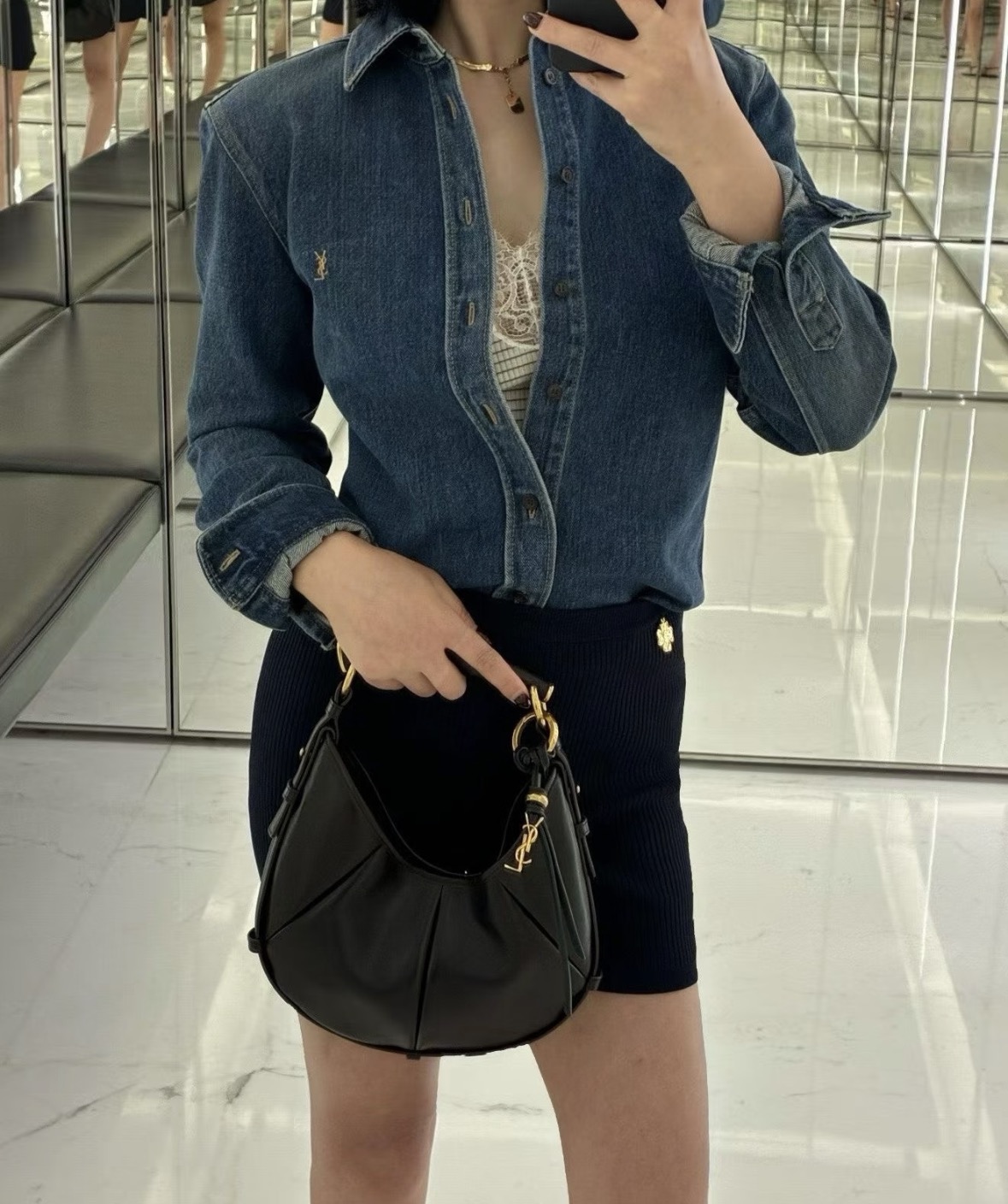 NO:922573,26 spring and summer new denim jacket  The distressed washed denim fabric is dyed with a natural retro blue tone, and the neat short version can easily raise the waistline. The exquisite embroidery of the YSL logo on the left chest is low-key to release the brand recognition, and the classic lapels are matched with regular buttons. The version is crisp and not stiff. It is suitable for single wear or layering, and can be used in various scenes of commuting and daily outings. With simple and restrained tailoring, it creates a fashionable outfit that is both cool and light luxury. Ready-made smL,, saint laurent, jackets &  coats,1986090926春夏新品牛仔外套 做旧水洗牛仔面料晕染出层次自然的复古蓝调,利落短款版型轻松拉高腰线.左胸精巧刺绣YSL标识低调释放品牌辨识度,经典翻领搭配规整排扣,版型挺括不僵硬.适配单穿、做叠搭造型,可驾驭通勤、日常出游各类场景,以简约克制的剪裁,塑造兼具酷感与轻奢调性的时髦穿搭现货smL,,saint laurent,jackets & coats,,Women's clothing