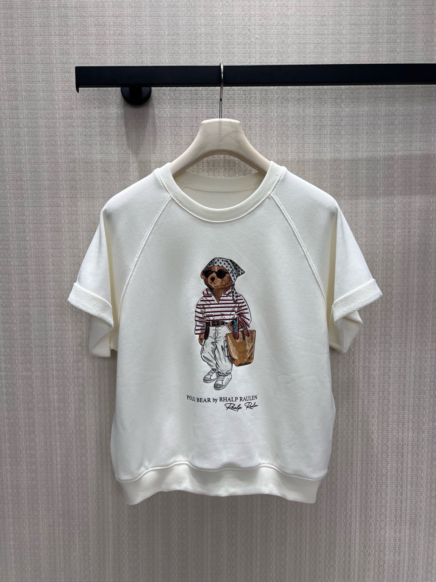 NO:924087,26 spring and summer new short-sleeved bear short-sleeved sweatshirt with American retro filter, soft off-white tone, gentle and healing. There is a playful POLO bear print on the chest, with a casual and fashionable feel hidden in the details. The soft and waxy terry fabric is breathable and skin-friendly, with dropped shoulders + curled short-sleeve design, the upper body is lazy and not flattering. It is suitable for daily wear with jeans and sweatpants, and can easily be worn to create a relaxed and age-reducing street atmosphere. Ready for sale smL  Actual detailed pictures,,hoodie,sweatshirts,jeans,T-shirt,1986090926春夏新品短袖 自带美式复古滤镜的小熊短袖卫衣,软乎乎的米白色调温柔又治愈.胸前是俏皮的POLO熊印花,细节里藏着随性时髦感.软糯的毛圈面料透气亲肤,落肩+卷边短袖设计,上身慵懒不挑身材.日常搭牛仔裤、运动裤都合适,轻松穿出松弛又减龄的街头氛围.现货出售smL 实拍细节图,,hoodie,sweatshirts,jeans,T-shirt,,Women's clothing