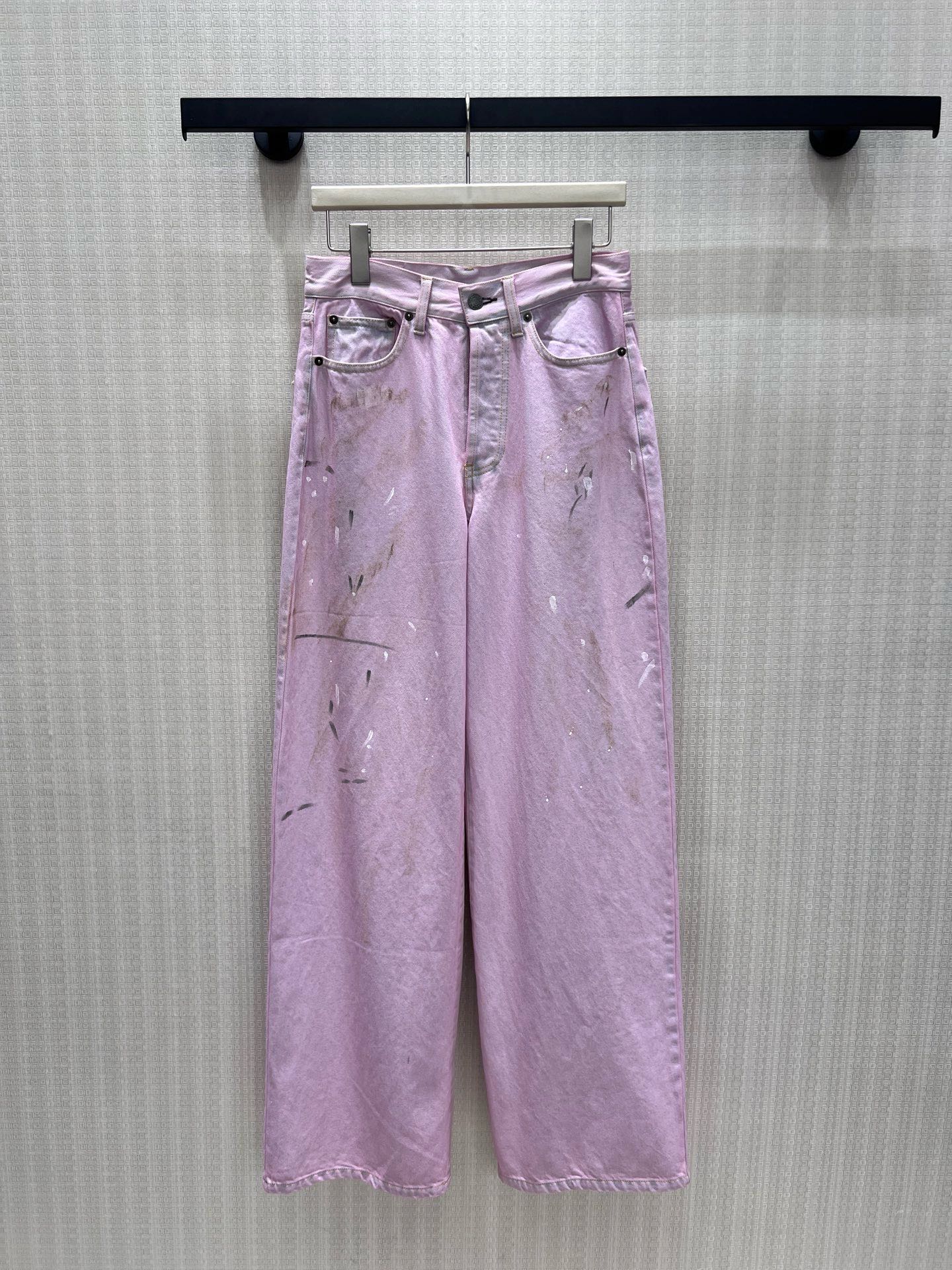 NO:924058,Batch 26 new spring and summer jeans. The ac** light pink tone brings out the relaxed Nordic aesthetics, and the casual splash breaks the stereotype of conventional jeans. The mid-waist, wide straight cut accommodates the body shape, and the old wash and hand-painted dots give each pair a unique texture, bringing the street pioneer sense into daily life. It is lazy and has its own high-end edge. Ready for sale sml real shot details,,jeans,19860909批 26春夏新品 牛仔裤 ac**淡粉调晕染出松弛的北欧美学,随性泼墨打破常规牛仔的刻板印象.中腰宽直筒剪裁包容身形,做旧水洗与手工漆点赋予每一条独一质感,把街头先锋感揉进日常,慵懒又自带高级锋芒.现货出售smL 实拍细节图,,jeans,,Women's clothing