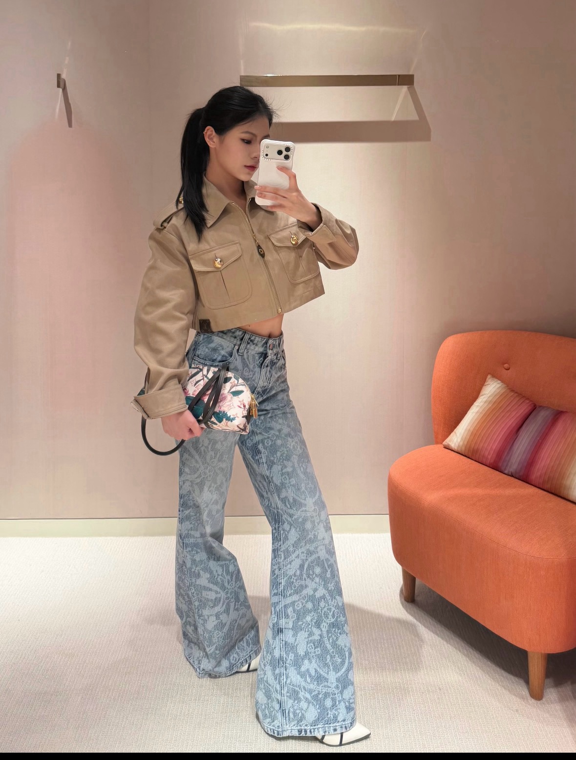 NO:924070,26 spring and summer new products Jun Ji-hyun Same style Chan** heavy jacquard craftsmanship, re-engraved counter-level texture Eco-friendly enzyme washed tannins, the old texture is naturally not stiff High waist + slightly wide legs double buff, hides the flesh and shows the legs Straight waist/pockets/trouser legs are neatly routed, every place is exquisite. Can be bought separately to match the same series, the high-end feeling is directly full, and there is no conflict at all. Ready for sale smL, chanel,1986090926春夏新品 全智贤 同款Chan**重工提花工艺,复刻专柜级质感 环保酵素水洗丹宁,做旧纹理自然不生硬 高腰+微喇阔腿双buff,藏肉又显腿直腰头/口袋/裤脚走线工整,每一处都是精致感 可单买可搭同系列,高级感直接拉满,完全不撞款.现货出售smL,,chanel,,Women's clothing
