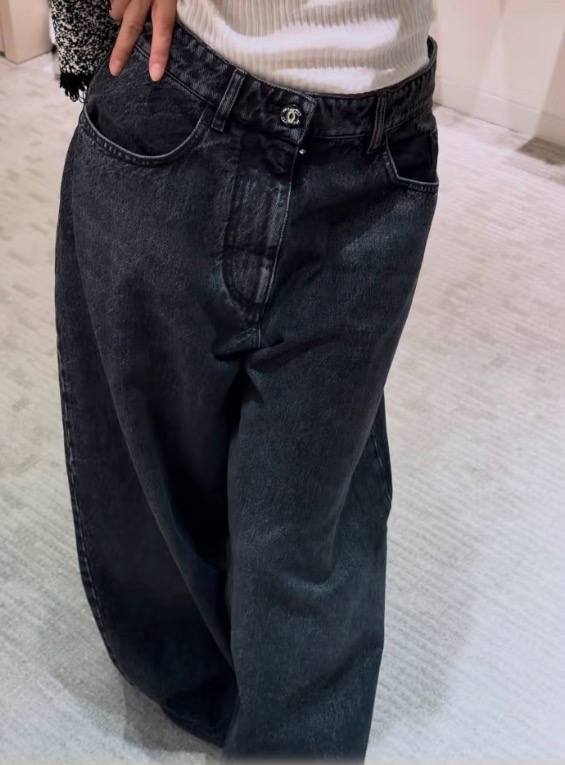 NO:924078,26 spring and summer new products  Washed wide-leg denim, two-tone options are available to recreate a casual and high-end feel. The high-waist cut accurately gathers the waistline, and the loose wide tube drapes smoothly, cleverly modifying the leg shape and hiding leg fat. The classic five-pocket denim version is paired with metal buttons.  The details are exquisite and durable. Soft elastic washed denim fabric has no sense of restraint on the upper body. The light blue is refreshing and relaxed, and the black and gray are calm and restrained. It is suitable for all kinds of tops and can easily create a lazy and relaxed minimalist outfit. In stock 36/38/40,,1986090926春夏新品 水洗阔腿牛仔,双色调可选重塑随性高级感.高腰剪裁精准收拢腰线,宽松阔管垂顺垂坠,巧妙修饰腿型、藏住腿部赘肉.经典五袋牛仔版型搭配金属纽扣,细节精致耐品.软弹水洗牛仔面料,上身无束缚感,浅蓝清爽松弛,黑灰沉稳内敛,适配各类上衣,轻松打造慵懒松弛的极简穿搭.现货36/38/40,,,Women's clothing