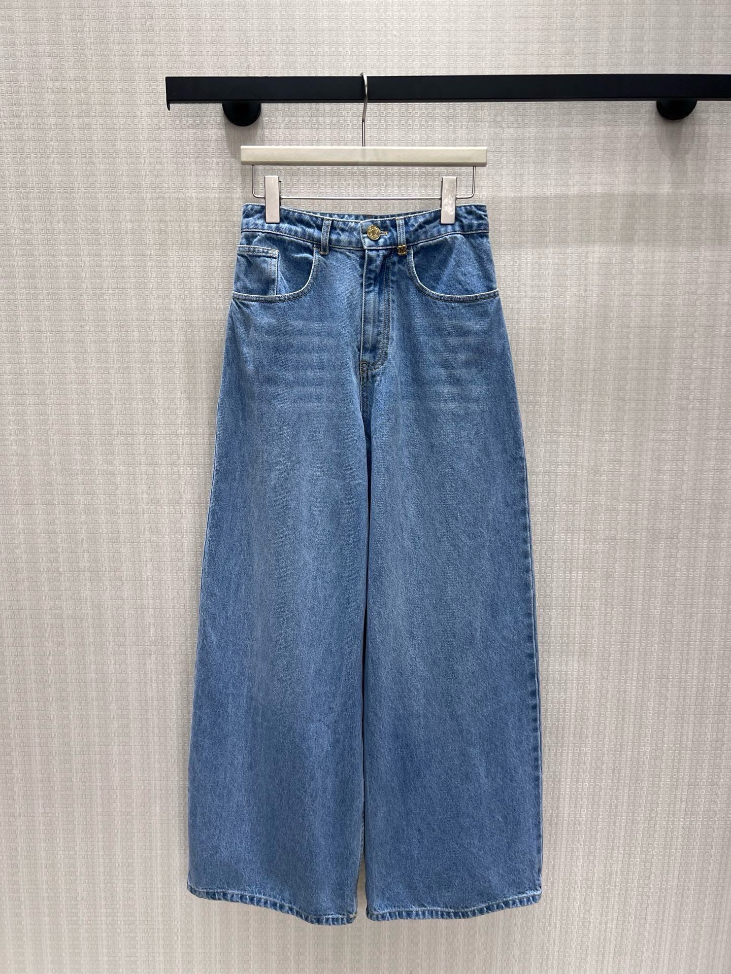 NO:924082,26 spring and summer new products  Washed wide-leg denim, two-tone options are available to recreate a casual and high-end feel. The high-waist cut accurately gathers the waistline, and the loose wide tube drapes smoothly, cleverly modifying the leg shape and hiding the fat on the legs. The classic five-pocket denim version is equipped with metal buttons, and the details are exquisite and durable. Soft elastic washed denim fabric, the upper body has no sense of restraint, the light blue is refreshing and relaxed, and the black and gray are calm and restrained. It is suitable for all kinds of tops and can easily create a lazy and relaxed minimalist outfit. In stock 36/38/40  Actual detailed pictures,1986090926春夏新品 水洗阔腿牛仔,双色调可选重塑随性高级感.高腰剪裁精准收拢腰线,宽松阔管垂顺垂坠,巧妙修饰腿型、藏住腿部赘肉.经典五袋牛仔版型搭配金属纽扣,细节精致耐品.软弹水洗牛仔面料,上身无束缚感,浅蓝清爽松弛,黑灰沉稳内敛,适配各类上衣,轻松打造慵懒松弛的极简穿搭.现货36/38/40 实拍细节图,,,Women's clothing