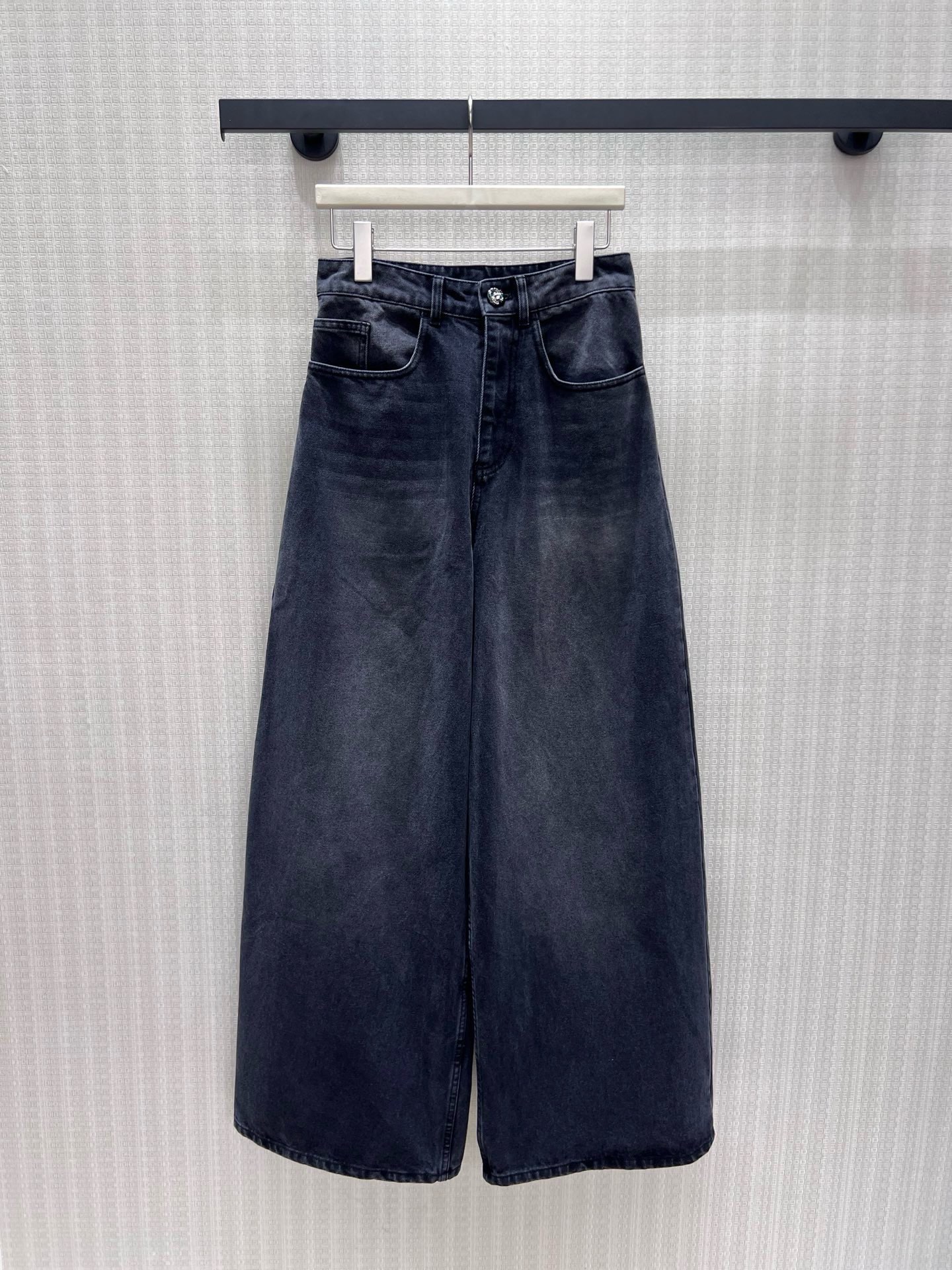NO:924074,26 spring and summer new products  Washed wide-leg denim, two-tone options are available to reshape the casual and high-end feel. The high-waist cut accurately gathers the waistline, and the loose wide tube drapes smoothly, cleverly modifying the leg shape and hiding leg fat. The classic five-pocket denim version is equipped with metal buttons, and the details are exquisite and durable. Soft elastic washed denim fabric, the upper body has no sense of restraint, the light blue is refreshing and relaxed, and the black and gray are calm and restrained. It is suitable for all kinds of tops and can easily create a lazy and relaxed minimalist outfit. In stock 36/38/40  Actual detailed pictures,1986090926春夏新品 水洗阔腿牛仔,双色调可选重塑随性高级感.高腰剪裁精准收拢腰线,宽松阔管垂顺垂坠,巧妙修饰腿型、藏住腿部赘肉.经典五袋牛仔版型搭配金属纽扣,细节精致耐品.软弹水洗牛仔面料,上身无束缚感,浅蓝清爽松弛,黑灰沉稳内敛,适配各类上衣,轻松打造慵懒松弛的极简穿搭.现货36/38/40 实拍细节图,,,Women's clothing