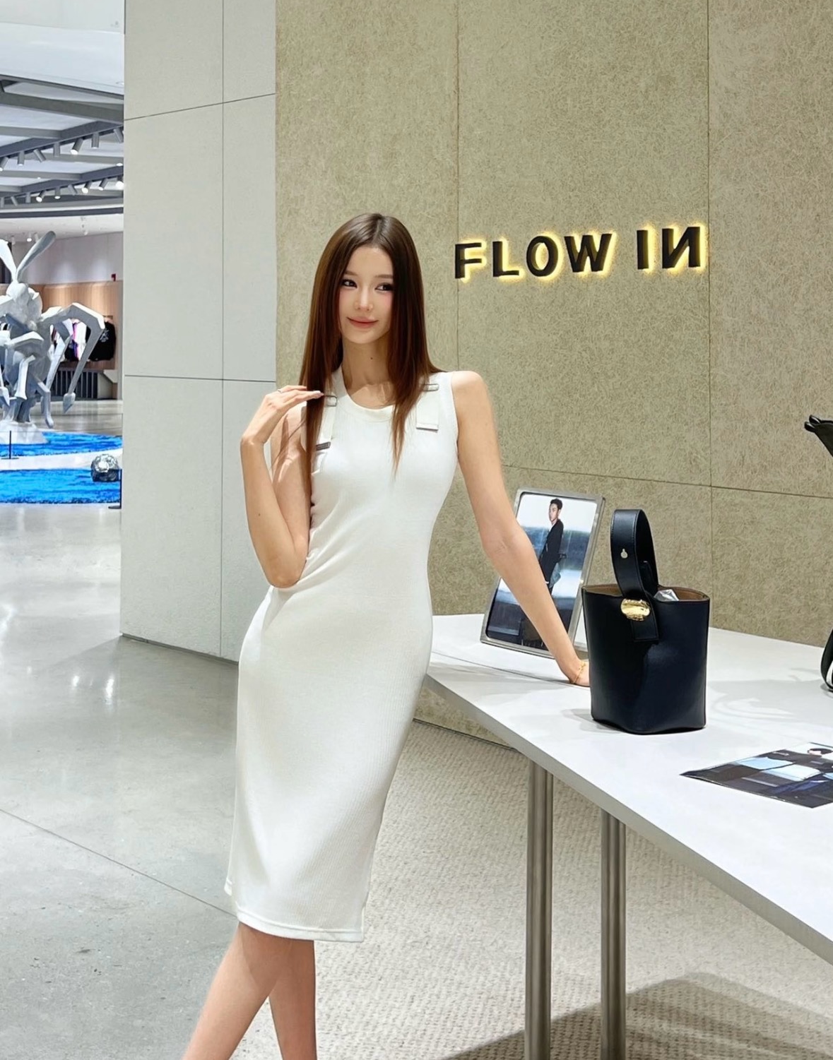 NO:924034,26 spring and summer new products  LOE** minimalist style sleeveless knitted vest dress, full of warm and relaxed light luxury texture. The delicate vertical pit fabric has a soft drape feeling, which fits the body shape without any sense of restraint. The round neck ribbed edge is neat and clean, and the exclusive metal nameplate logo on the shoulder strap low-key highlights the brand heritage.  The slit design increases walking flexibility. The pure off-white color is soft and durable, and the style is simple and elegant. It brings a cool and high-end atmosphere when worn alone. It is suitable for commuting and leisure travel. It interprets the restrained and gentle minimalist aesthetics of the Spanish brand. In stock smL,, loewe, skirts,1986090926春夏新品 LOE**极简风无袖针织背心裙,把温润松弛的轻奢质感拉满.细腻竖坑条面料自带柔和垂坠感,贴合身形却无束缚感.圆领罗纹收边利落干净,肩带专属金属铭牌标识低调彰显品牌底蕴,侧边开衩设计增添行走灵动度.纯净米白温柔耐看,版型简约大气,单穿自带清冷高级氛围,通勤、休闲出行皆适配,诠释西班牙品牌克制温柔的极简美学.现货smL,,loewe,skirts,,Women's clothing