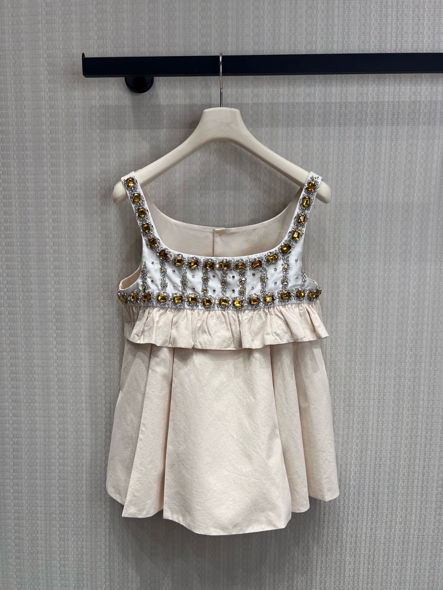 NO:924016,mi**26 new spring and summer new product, champagne-toned heavy-duty diamond-encrusted doll-style suspender skirt. The main color is gentle nude pink. The skirt is made into a doll-like A-line silhouette, giving it a girlish look. The neckline and waist seams are fully inlaid with citrine and silver-white diamonds. It comes with a starlight filter in the sun. The wide shoulder strap design takes into account both comfort and sophistication, perfectly modifying the shoulder and neck lines. It can be salty or sweet. Wear it alone to be the focus of a date. When layered, the shirt will instantly become a wealthy daughter's daily style. Ready for sale smL  Actual detailed pictures,,skirts,shirts,19860909mi**26春夏新品 香槟调重工镶钻娃娃款吊带裙 以温柔裸粉为主调,裙摆做娃娃式A字廓形,自带减龄少女感 领口与腰缝满嵌黄水晶与银白碎钻,阳光下自带星光滤镜 宽肩带设计,兼顾舒适与精致感,完美修饰肩颈线条 可盐可甜,单穿是约会焦点,叠穿衬衫秒变富家千金日常款现货出售 smL 实拍细节图,,skirts,shirts,,Women's clothing