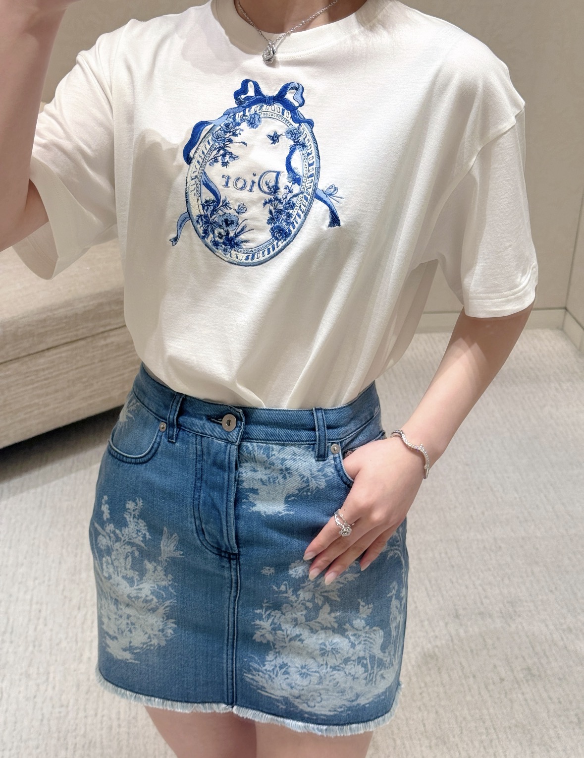 NO:925231,26 spring and summer new product Dio** exclusively customized high-version short-sleeved. The loose-shouldered version is outstandingly tolerant to various body shapes. The blue and white porcelain-style embroidery pattern on the chest is finely crafted, and the blue flowers and birds match the brand logo, blending classical elegance and French light luxury. It is available in multiple sizes to suit different body types. It can be worn alone to create a refreshing summer outfit, or layered with jackets without looking bulky. It can be worn for daily outings and casual appointments with a calm and durable high-end texture.  In stock smL,,dior,jackets & coats,T-shirt,1986090926春夏新品 Dio**独家定制高版短袖 宽松落肩版型对各类身形包容度出众.胸前青花瓷风刺绣纹样做工细密,蓝调花鸟搭配品牌标识,糅合古典雅致与法式轻奢气质.分设多码适配不同身材,既可单穿打造清爽夏日穿搭,叠搭外套也不显臃肿,日常出行、休闲赴约都能穿出沉稳耐看的高级质感 现货smL,,dior,jackets & coats,T-shirt,,Women's clothing