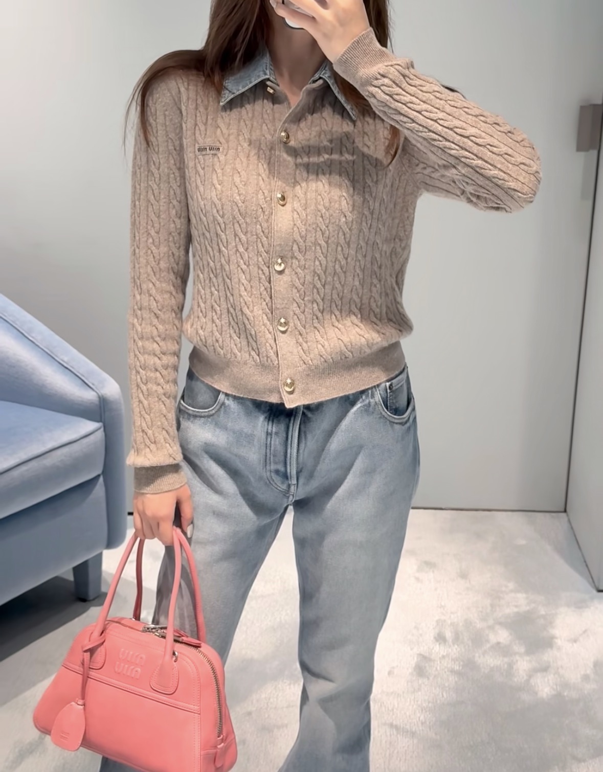 NO:925230,26 spring and summer new products  Miu** hemp gray cable knit cardigan is made of denim lapels with contrasting color splicing, breaking the dull atmosphere of solid colors. The three-dimensional twist weave has a full and soft texture, and the bright gold metal breast buttons enhance the exquisite texture. The chest cloth label is low-key with the brand logo. The short version optimizes the figure.  Proportion, slim cut without looking bloated, suitable for skirts and jeans, with both girly sweetness and retro luxury temperament, can be easily adapted to commuting and casual wear. 36/38/40,,miumiu,skirts,jeans,1986090926春夏新品 Miu**麻灰绞花针织开衫做牛仔翻领撞色拼接,打破纯色沉闷氛围.立体麻花织法肌理饱满软糯,金属亮金排扣提升精致质感,胸口布标低调标注品牌标识.短款版型优化身材比例,修身剪裁不显臃肿,适配半裙、牛仔裤,兼具少女甜感与复古轻奢气质,通勤休闲穿搭都能轻松适配现货36/38/40,,miumiu,skirts,jeans,,Women's clothing