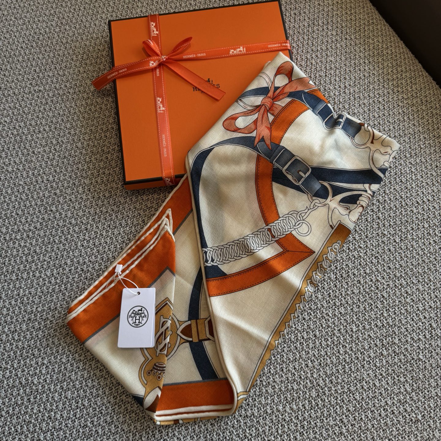 NO:925236,26 new product H large triangle scarf follows the classic equestrian rein print, with bright and soft warm orange color and calm and restrained navy blue color. The two styles are suitable for a variety of wear. The high-quality silk fabric is smooth and shiny, and the printing pattern is delicate and clear. It can be worn around the neck to brighten the outfit, or draped over the shoulders to create an atmospheric shawl to embellish commuting and vacation looks. With exquisite craftsmanship and retro patterns, it highlights the elegant and low-key French luxury temperament,,shawls,1986090926新品 H大三角围巾 沿用经典马术缰绳印花,暖橙配色明快柔和,藏蓝配色沉稳内敛,两种风格适配多样穿搭.上乘丝质面料顺滑莹润,印花纹路细腻清晰.既可围于脖颈提亮穿搭,也能披在肩头做氛围感披肩,点缀通勤、度假造型,凭考究工艺与复古纹样,烘托优雅低调的法式轻奢气质,,shawls,,Women's clothing