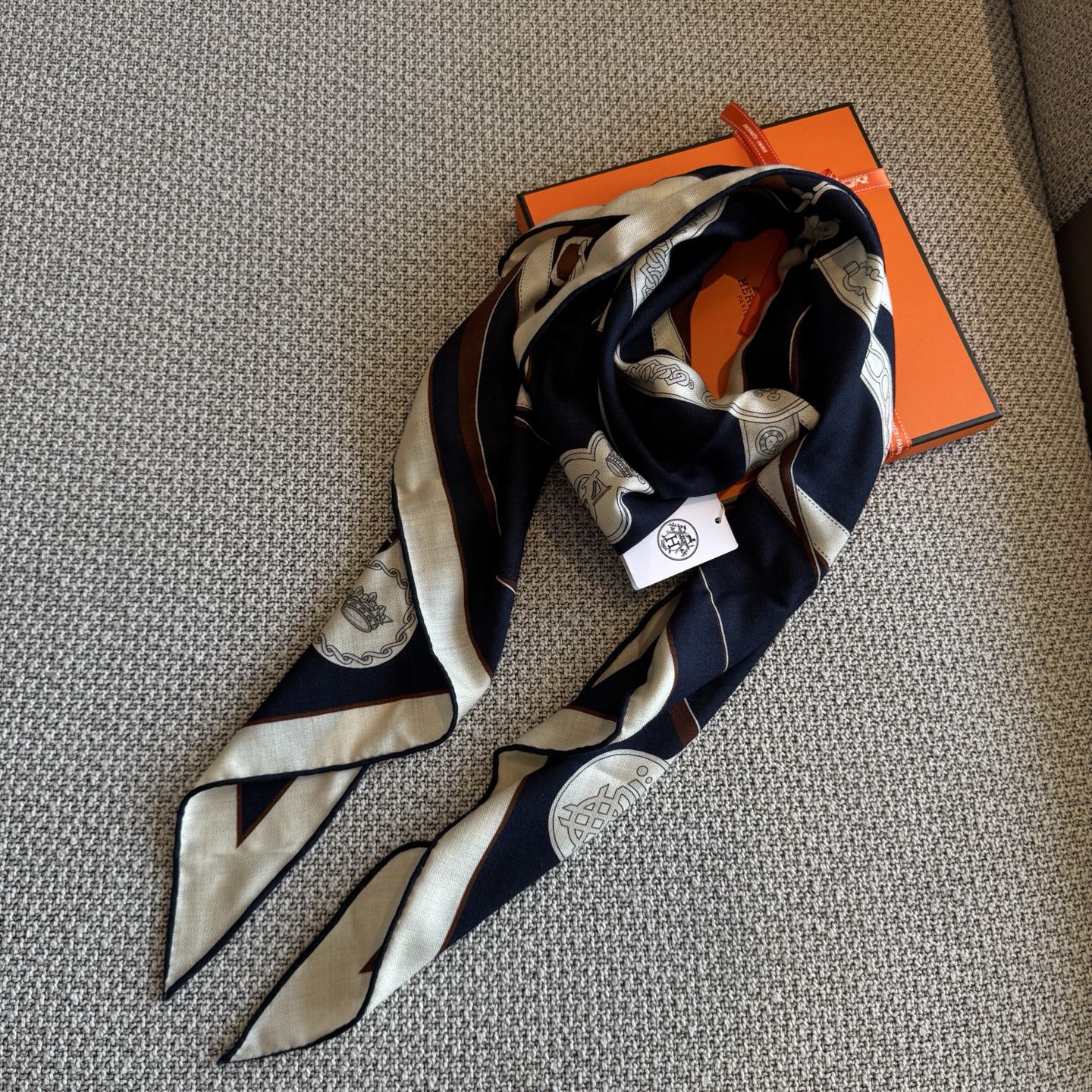 NO:925242,26 new product H large triangle scarf follows the classic equestrian rein print, with bright and soft warm orange color and calm and restrained navy blue color. The two styles are suitable for a variety of wear. The high-quality silk fabric is smooth and shiny, and the printing pattern is delicate and clear. It can be worn around the neck to brighten the outfit, or draped over the shoulders to create an atmospheric shawl to embellish commuting and vacation looks. With exquisite craftsmanship and retro patterns, it highlights the elegant and low-key French luxury temperament.  Navy blue (real shot details),,shawls,1986090926新品 H大三角围巾 沿用经典马术缰绳印花,暖橙配色明快柔和,藏蓝配色沉稳内敛,两种风格适配多样穿搭.上乘丝质面料顺滑莹润,印花纹路细腻清晰.既可围于脖颈提亮穿搭,也能披在肩头做氛围感披肩,点缀通勤、度假造型,凭考究工艺与复古纹样,烘托优雅低调的法式轻奢气质 藏蓝色（实拍细节）,,shawls,,Women's clothing