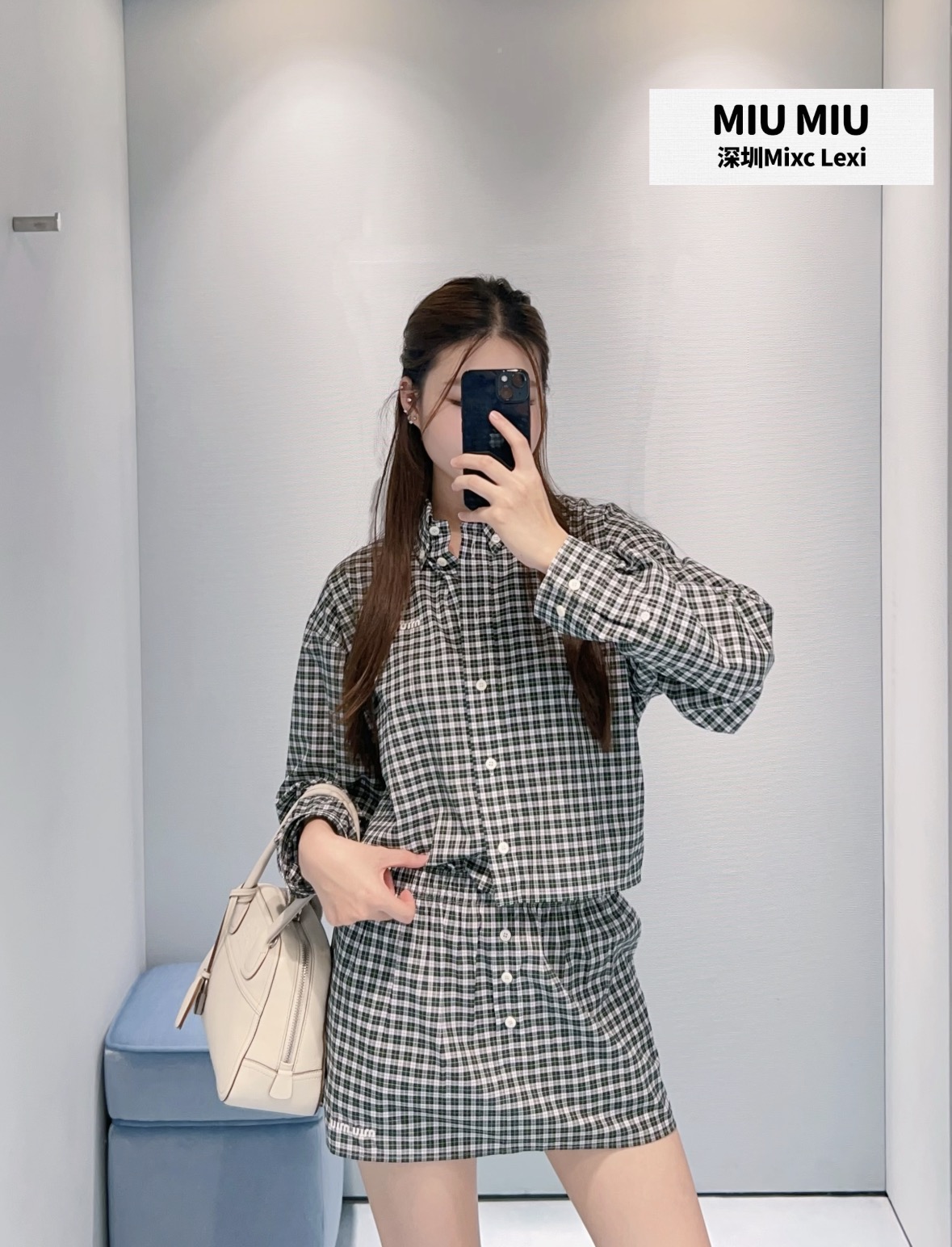 NO:926605,Shirt 26 new spring and summer Miu* plaid two-piece set supports split matching. The short loose plaid shirt has a lazy and casual style, and the fine plaid pattern is durable and versatile.  The high-waisted short skirt with the same pattern optimizes the waist-to-hip ratio, and the embroidery on the hem enhances the brand texture. The fabric is dry and comfortable and not easy to wrinkle, and the upper body of the set is engraved with a sweet college style. After being disassembled, the single product can be mixed with denim and solid color items, suitable for various daily scenes such as shopping and dating, and can easily match the style of exquisite girls. Ready 36/38/40,, miumiu, skirts, shirts,19860909衬衫 26春夏新品 Miu*格纹两件套支持拆分搭配.短款宽松格纹衬衫版型慵懒随性,细碎格纹耐看百搭 高腰同纹样短裙优化腰臀比例,下摆刺绣强化品牌质感.面料干爽舒适不易褶皱,成套上身复刻清甜学院风,单品拆开后可混搭牛仔、纯色单品,适配逛街约会等各类日常场景,轻松拿捏精致少女穿搭调性.现货36/38/40,,miumiu,skirts,shirts,,Women's clothing