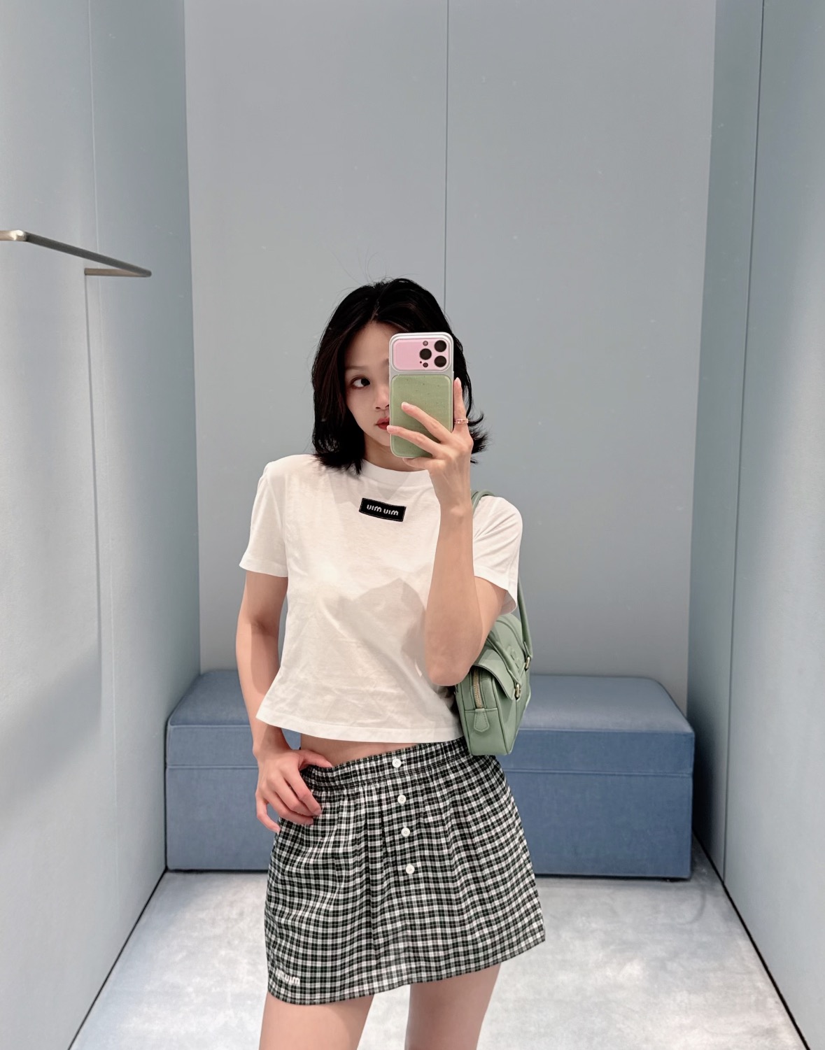 NO:926586,26 spring and summer new product Miu* plaid two-piece set supports split matching. The short loose plaid shirt has a lazy and casual style, and the fine plaid pattern is durable and versatile.  The high-waisted short skirt with the same pattern optimizes the waist-to-hip ratio, and the embroidery on the hem enhances the brand texture. The fabric is dry and comfortable and not easy to wrinkle, and the upper body of the set is engraved with a sweet college style. After being disassembled, the single product can be mixed with denim and solid color items, suitable for various daily scenes such as shopping and dating, and can easily match the style of exquisite girls. Ready 36/38/40,, miumiu, skirts, shirts,1986090926春夏新品 Miu*格纹两件套支持拆分搭配.短款宽松格纹衬衫版型慵懒随性,细碎格纹耐看百搭 高腰同纹样短裙优化腰臀比例,下摆刺绣强化品牌质感.面料干爽舒适不易褶皱,成套上身复刻清甜学院风,单品拆开后可混搭牛仔、纯色单品,适配逛街约会等各类日常场景,轻松拿捏精致少女穿搭调性.现货36/38/40,,miumiu,skirts,shirts,,Women's clothing