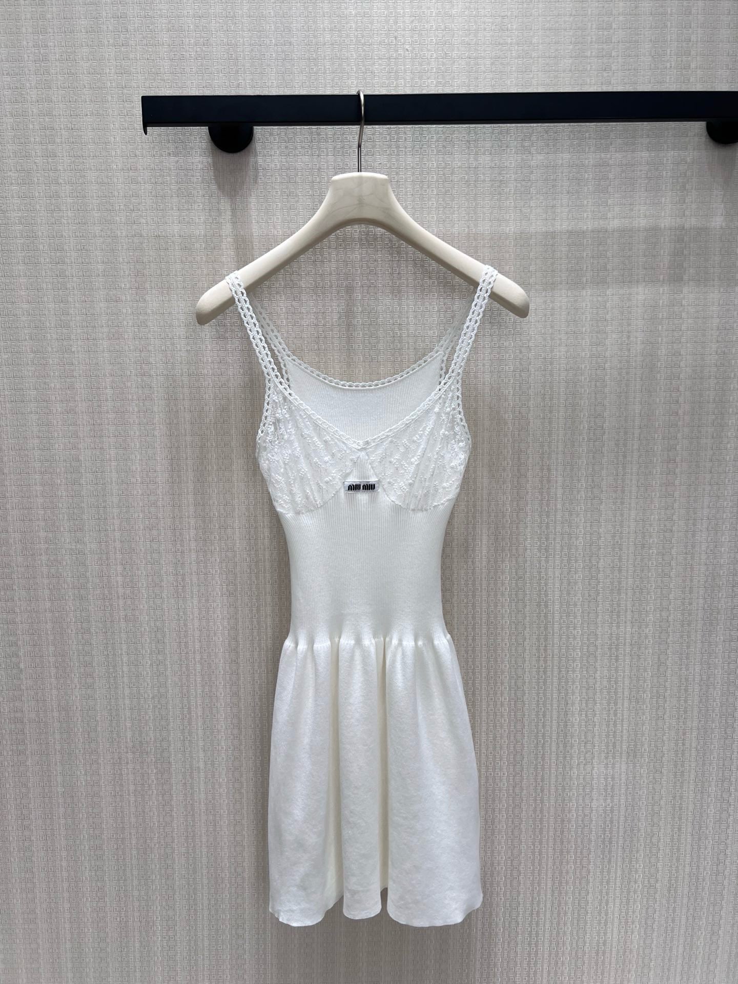 NO:926582,26 spring and summer new products  Miu** exquisite lace texture. Double-layer lace shoulder straps with three-dimensional flocking breast cups, soft wavy V-neck perfectly outlines the clavicle line. Vertical pit elastic knitted slimming, fit the body shape without a sense of restraint, slightly rolled hem adds a relaxed atmosphere. The woven label on the chest is low-key.  Brand style, with a sweet and rich atmosphere, gentle and pure when worn alone, suitable for layering with small jackets and shirts, suitable for daily wear and dating. Detailed pictures of 36/38/40 skirts in stock, miumiu, skirts, jackets  & coats,shirts,1986090926春夏新品 Miu**精致蕾丝肌理.双层花边肩带搭配立体植绒胸杯,柔美的波浪V领完美勾勒锁骨线条.竖坑条弹力针织修身显瘦,贴合身形却无束缚感,微卷下摆增添松弛氛围.胸前织标低调彰显品牌格调,自带清甜千金氛围感,单穿温柔纯欲,叠搭小香外套、衬衫皆适配,日常与约会穿搭都适配.现货36/38/40裙子细节图,,miumiu,skirts,jackets & coats,shirts,,Women's clothing