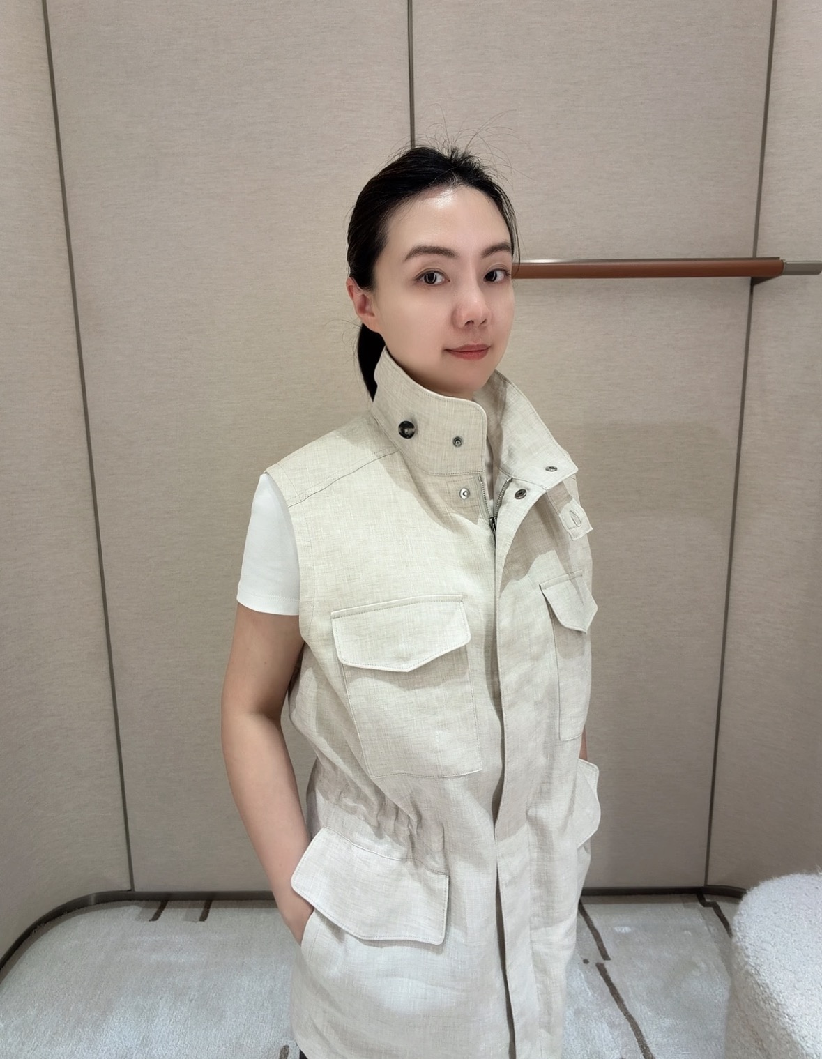 NO:926683,26 spring and summer new products  The LP light linen work vest is made of breathable natural linen fabric, with a simple and soft texture, and has a relaxed and durable old-money texture. The stand-up collar is matched with buckles to enhance the neatness, and multiple sets of three-dimensional patch pockets take into account the styling layer and practicality. The built-in drawstring at the waist can tighten the waistline and optimize the body proportion. It can be worn layered with shirts and basic T-shirts, suitable for commuting or outing in the suburbs. It is low-key and unobtrusive, and can easily interpret the restrained and elegant light luxury style. Ready-made  smL,,loro piana,shirts,tees,t-shirt,1986090926春夏新品 LP浅亚麻色工装马甲选用透气天然亚麻面料,肌理质朴柔和,自带松弛耐看的老钱质感.立领搭配扣具提升利落度,多组立体贴袋兼顾造型层次与实用性,腰部内置抽绳可收紧腰线、优化身材比例.适配衬衫、基础T恤做分层穿搭,通勤或是近郊出行都适配,低调不张扬,轻松诠释克制雅致的轻奢穿搭格调现货 smL,,loro piana,shirts,tees，t-shirt,,Women's clothing