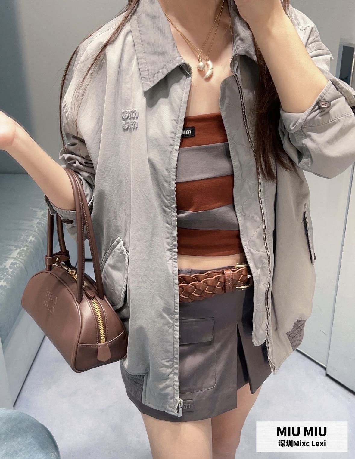 NO:926665,26 spring and summer new product Miu** light gray washed lapel jacket has a soft retro distressed texture, and the fabric feels relaxed and comfortable. The exquisite embroidery on the left chest implicitly presents the brand recognition, the curved button pocket is rich in layers, and the ribbed hem stabilizes the body shape. The dropped shoulder version is very tolerant to the body shape, and the low saturated gray tone is versatile and durable. It is suitable for all kinds of inner wear. It can be worn for daily shopping and light outings, easily interpreting the gentle retro, refined and low-key luxury style of girls.  In stock 36/38/40,,miumiu,jackets & coats,1986090926春夏新品 Miu**浅灰色水洗翻领外套 自带柔和复古做旧肌理,面料触感松弛舒适.左胸精致刺绣含蓄呈现品牌辨识度,弧形纽扣口袋丰富层次,罗纹下摆稳固衣身版型.落肩版型对身形包容度出众,低饱和灰调百搭耐看,适配各式内搭,日常逛街、轻外出皆可穿搭,轻松演绎温柔复古、精致低调的少女轻奢穿搭风格 现货36/38/40,,miumiu,jackets & coats,,Women's clothing