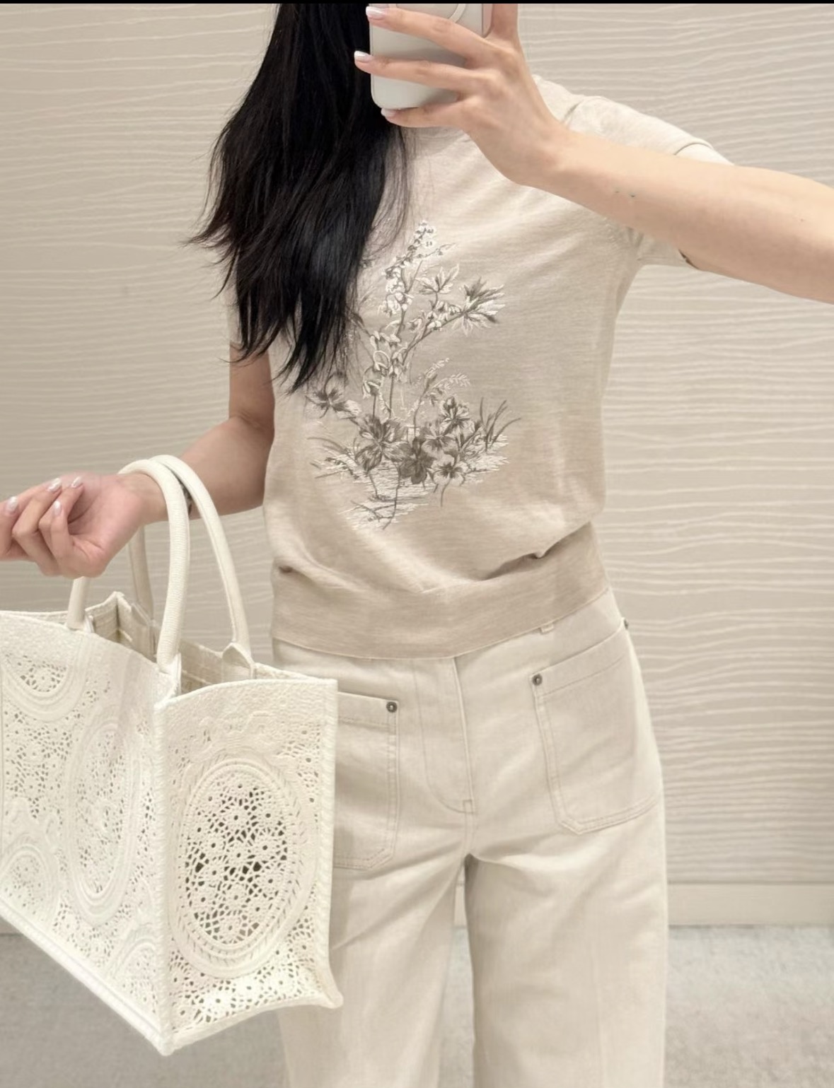 NO:926717,26 spring and summer new arrival Dio** light apricot short-sleeved sweater  It presents a warm and low-key matte texture. The flower and bird embroidery on the chest is exquisitely crafted, and the blossoming branches are paired with fluttering butterflies, which outlines an elegant and romantic French artistic conception. The tailored fit is suitable for a variety of items such as skirts and suit pants. The soft and light colors are suitable for commuting and shopping.  Suitable for all, easily create elegant outfits that are gentle and relaxed, with delicate texture and high-end atmosphere. In stock 36/38/40, dior, skirts, sweaters, T-shirt, business  suit,1986090926春夏新品 Dio**浅杏短袖毛衣 呈现温润低调的哑光质感.胸前花鸟刺绣做工精巧,盛放花枝搭配翩跹蝴蝶,勾勒出典雅浪漫的法式意境.合身剪裁适配半裙、西装裤等多种单品,柔和浅色系不挑搭配,通勤逛街都适配,从容塑造温婉松弛、兼具细腻质感与高级氛围感的雅致穿搭.现货36/38/40,,dior,skirts,sweaters,T-shirt,business suit,,Women's clothing