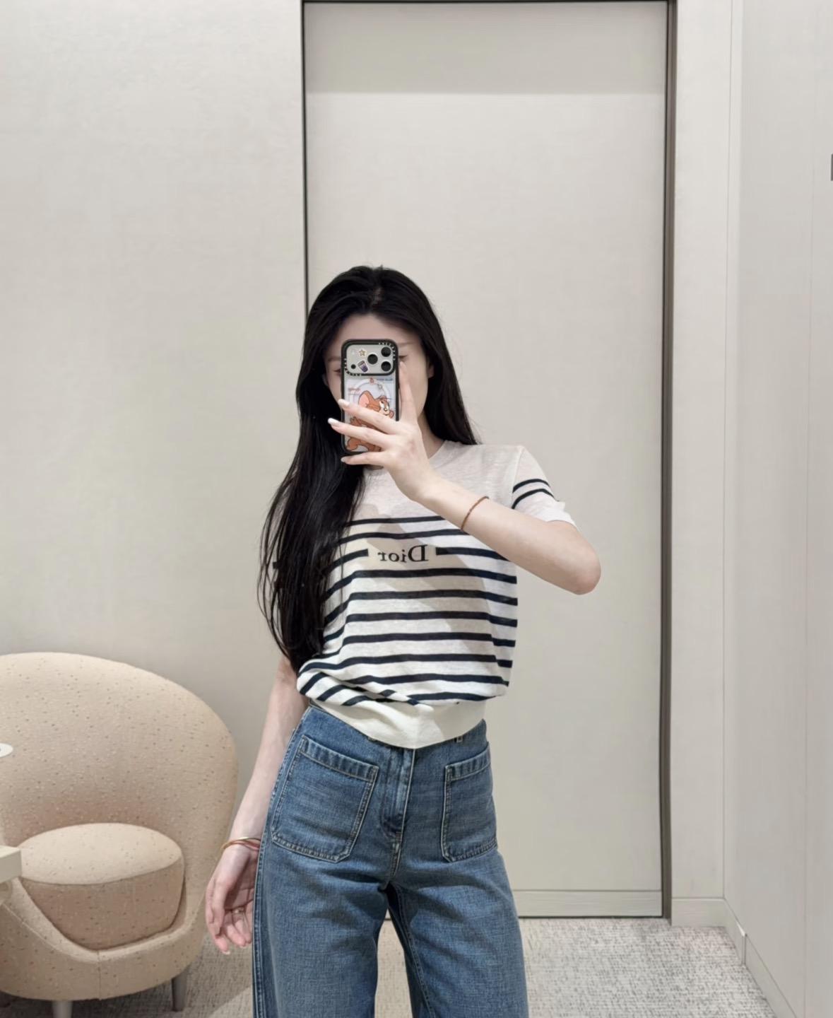 NO:926695,26 spring and summer new product Dio** striped short-sleeved sweater. The hem is reinforced and the shape is not easy to deform. The soft pink tone is sweet and gentle, the classic black stripes are neat and capable, and the low-key embroidery on the chest highlights the brand logo. The slim fit fits the body shape without appearing bloated, and the color is versatile and attractive. It can be matched with skirts and casual trousers, suitable for daily commuting and casual dating. It is easy to wear a refined and refreshing style with French light luxury texture. Ready in stock  36/38/40,,dior,skirts,sweaters,T-shirt,1986090926春夏新品 Dio**条纹短袖毛衣 下摆加固衣型不易变形.柔和粉调清甜温婉,经典黑条利落干练,胸口低调刺绣点明品牌标识.修身版型贴合身形不显臃肿,配色百搭耐看,可搭配半身裙、休闲长裤,适配日常通勤与休闲约会,轻松穿出精致清爽、自带法式轻奢质感的穿搭造型现货 36/38/40,,dior,skirts,sweaters,T-shirt,,Women's clothing