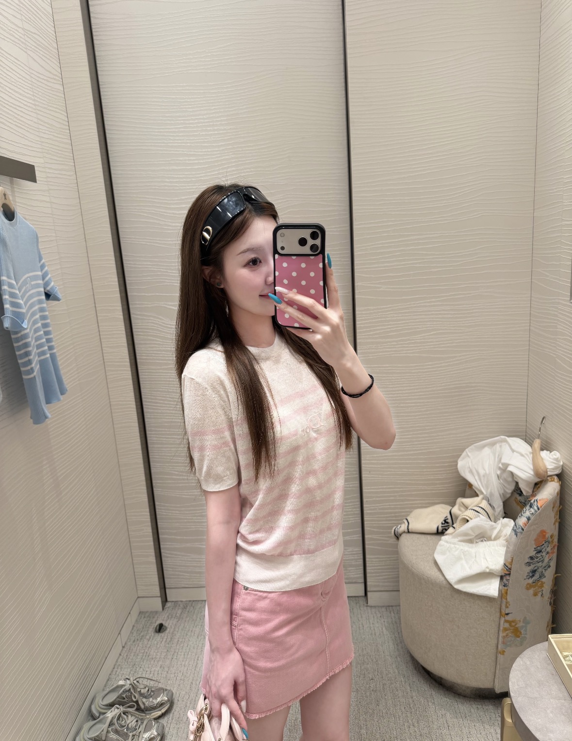 NO:926673,26 spring and summer new product Dio** striped short-sleeved sweater. The hem is reinforced and the shape is not easy to deform. The soft pink tone is sweet and gentle, the classic black stripes are neat and capable, and the low-key embroidery on the chest highlights the brand logo. The slim fit fits the body shape without appearing bloated, and the color is versatile and attractive. It can be matched with skirts and casual trousers, suitable for daily commuting and casual dating. It is easy to wear a refined and refreshing style with French light luxury texture. Ready in stock  36/38/40,,dior,skirts,sweaters,T-shirt,1986090926春夏新品 Dio**条纹短袖毛衣 下摆加固衣型不易变形.柔和粉调清甜温婉,经典黑条利落干练,胸口低调刺绣点明品牌标识.修身版型贴合身形不显臃肿,配色百搭耐看,可搭配半身裙、休闲长裤,适配日常通勤与休闲约会,轻松穿出精致清爽、自带法式轻奢质感的穿搭造型现货 36/38/40,,dior,skirts,sweaters,T-shirt,,Women's clothing