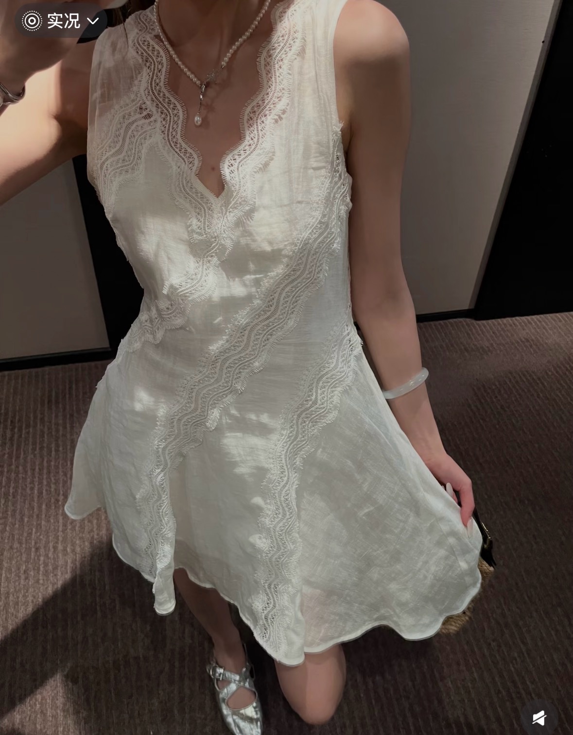NO:926674,New Spring/Summer 26 Designer Dresses  The pure off-white textured fabric has a soft mist feel, and the wavy eyelash lace spreads diagonally along the V-neck, and the layers are intertwined to outline the soft curves. The sleeveless cut stretches the shoulder and neck lines, the cross lace subtly modifies the waist and abdomen, and the irregular drape skirt is smart and elegant. The transparent lining is practical and wearable, and the overall gentle and affectionate look is suitable for dates and outings. It fills the French atmosphere of laziness and pure desire and releases the gentle and luxurious girlish charm. Spot smL, skirts,1986090926春夏新品 设计师连衣裙 纯净米白肌理面料自带柔和雾感,波浪睫毛蕾丝沿V领斜向铺展,层次交织勾勒柔和曲线.无袖剪裁舒展肩颈线条,交叉蕾丝巧妙修饰腰腹,不规则垂坠裙摆灵动飘逸.通透内衬兼顾实穿,整体温柔缱绻,约会出游皆适配,把慵懒纯欲的法式氛围感拉满,轻释温柔轻奢的少女气韵.现货smL,,skirts,,Women's clothing