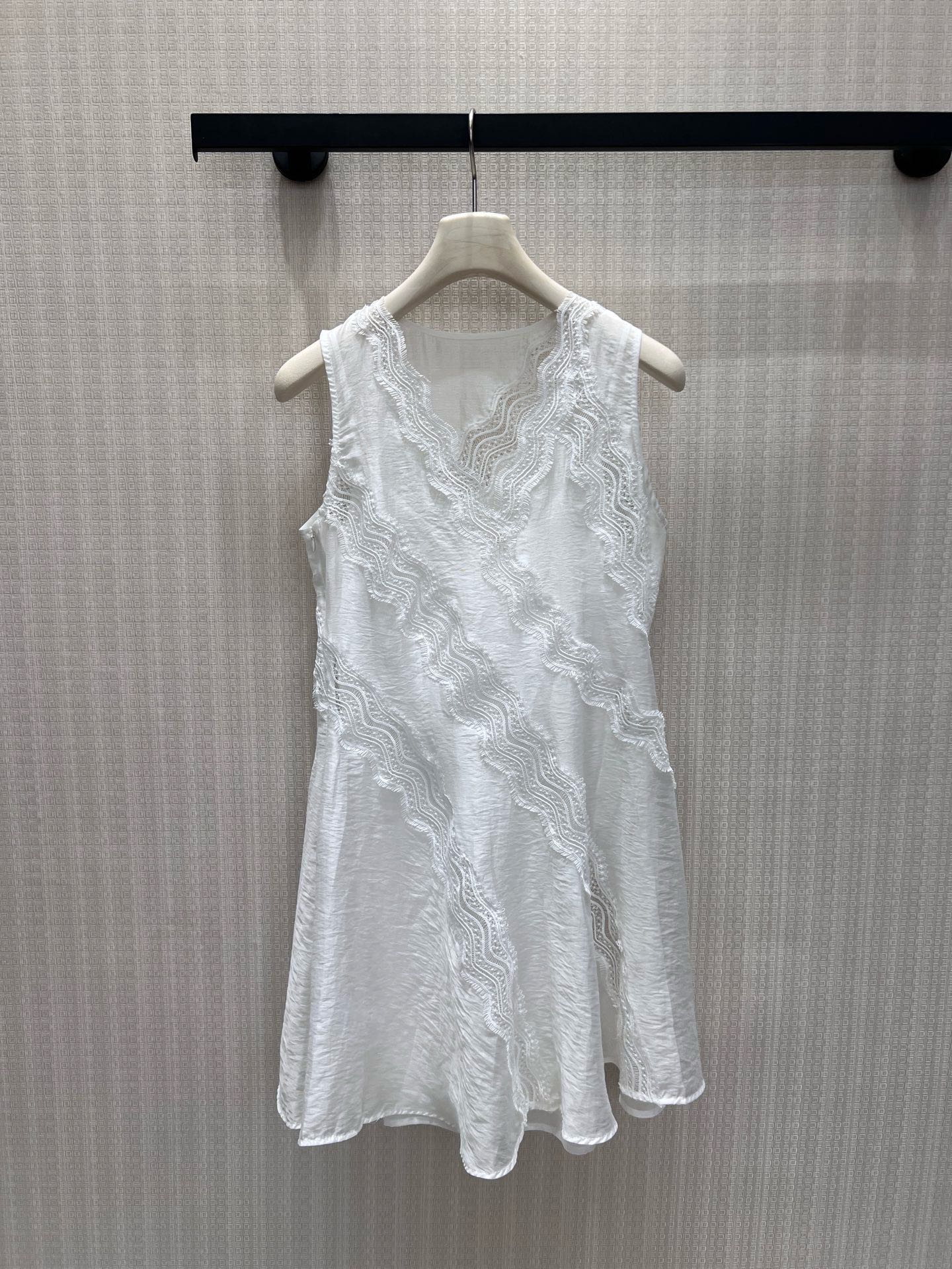 NO:926666,New Spring/Summer 26 Designer Dresses  The pure off-white texture fabric has a soft mist feel. The wavy eyelash lace spreads diagonally along the V-neck, and the layers are intertwined to outline the soft curves. The sleeveless cut stretches the shoulder and neck lines, the cross lace cleverly modifies the waist and abdomen, and the irregular drape skirt is flexible  Elegant. The transparent lining is both practical and wearable. The overall style is gentle and affectionate. It is suitable for dates and outings. It fills the French atmosphere of laziness and pure desire, and embodies the gentle and luxurious girlish charm. Detailed pictures of the current sml real shot,,skirts,1986090926春夏新品 设计师连衣裙 纯净米白肌理面料自带柔和雾感,波浪睫毛蕾丝沿V领斜向铺展,层次交织勾勒柔和曲线.无袖剪裁舒展肩颈线条,交叉蕾丝巧妙修饰腰腹,不规则垂坠裙摆灵动飘逸.通透内衬兼顾实穿,整体温柔缱绻,约会出游皆适配,把慵懒纯欲的法式氛围感拉满,轻释温柔轻奢的少女气韵.现货smL实拍细节图,,skirts,,Women's clothing