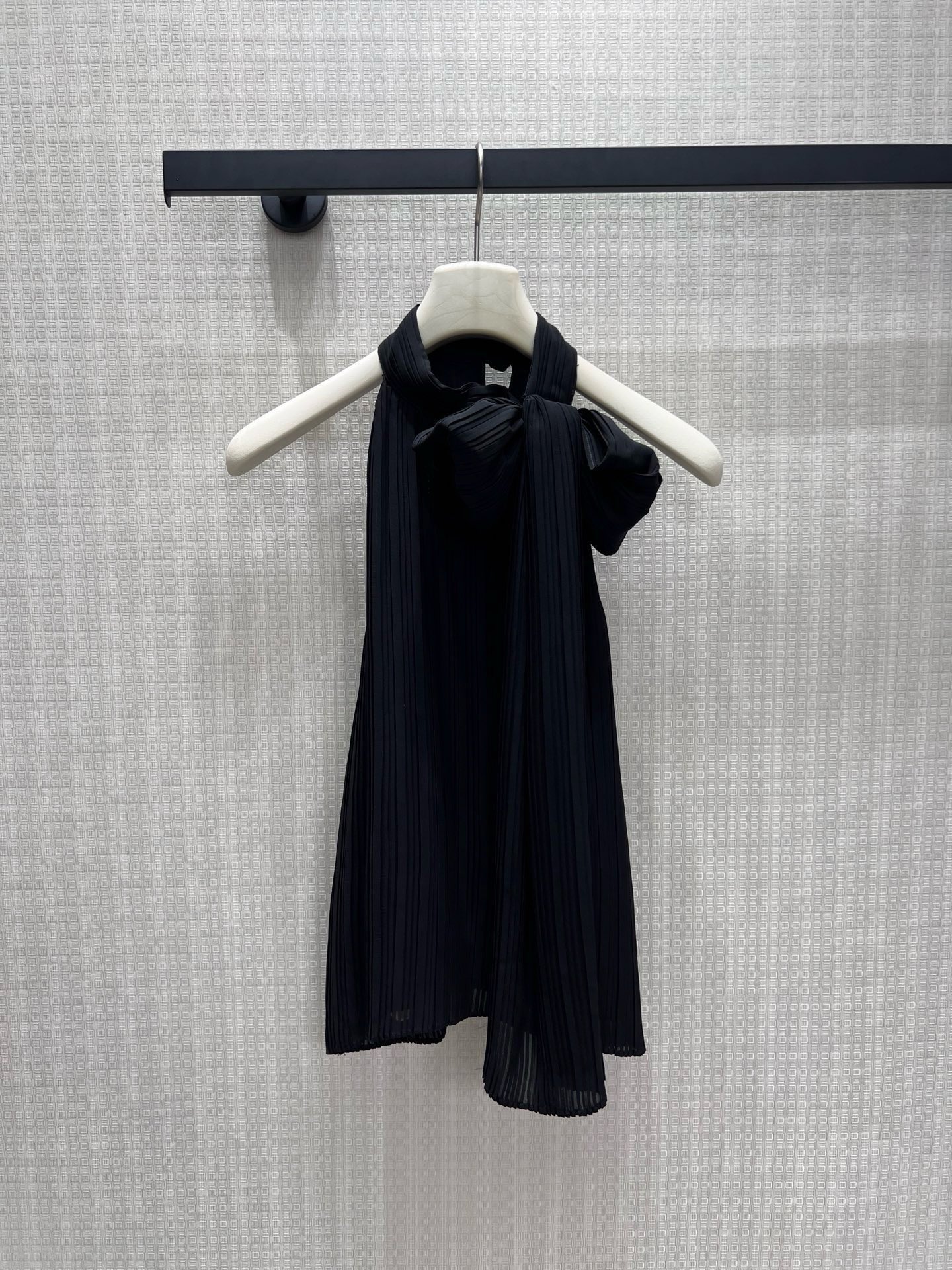 NO:926680,New product for spring and summer 26, the pleated halter neck sleeveless top perfectly combines minimalism and femininity. The fine pleats give the fabric a flexible drape and a flowing high-end texture. The bow design on one side breaks the dullness and adds a French romantic atmosphere. The off-the-shoulder cut and slightly loose silhouette cleverly modify the body shape, easily create a cool and noble atmosphere, and are suitable for a variety of wearing scenarios. Ready for sale sml real shot details,,1986090926春夏新品 压褶挂脖无袖上衣,将极简与柔媚完美融合.细密褶皱赋予面料灵动垂坠感,自带流动的高级质感.一侧的蝴蝶结设计打破沉闷,增添法式浪漫气息.露肩剪裁与微宽松廓形,巧妙修饰身形,轻松塑造清冷又贵气的氛围感,适配多种穿搭场景.现货出售smL 实拍细节图,,,Women's clothing