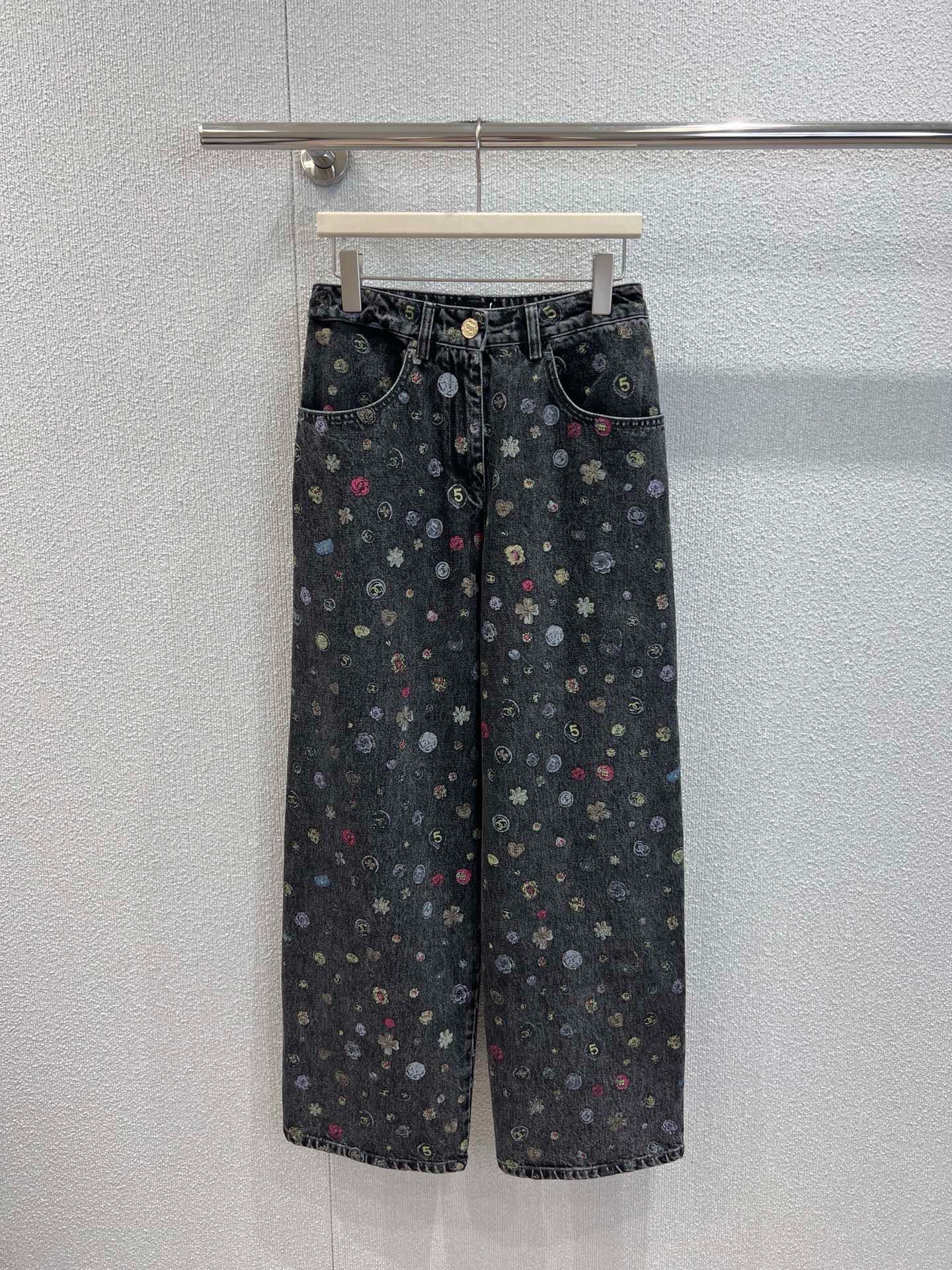 NO:927956,Chane* 25B Advanced Handicraft Workshop Series New Graffiti Wide Leg Jeans丨Exclusively developed by yb!  High quality production!  It is based on black and gray distressed washed denim, with colorful 'graffiti'-style small patterns scattered all over - classic symbols such as double C logos, camellias, hearts and lock bags are laid out as casually as hand-drawn sketches. The retro whitening and vivid prints collide with each other to create a rebellious and luxurious youthful interest. The high-waist cut is paired with a loose straight silhouette that naturally falls from the hip line to the toes, which not only modifies the leg shape but also reveals a lazy aura; gold  The buttons are engraved with the brand's dark pattern, and the trousers seams and pocket edges retain the original rough texture of denim, making graffiti printing more vivid on high-end fabrics. The 25B series deconstructs classic symbols into street graffiti, making denim items an eye-catching focus in the early autumn wardrobe that combines Chane genes and cool attitude. Real-shot details of S/M/L ready for sale,,chanel,jeans,19860909Chane* 25B高级手工坊系列新款 涂鸦阔腿牛仔裤丨独家yb开发！高版出品！以黑灰色做旧水洗牛仔为基底,满幅散落彩色“涂鸦”式小图案——双C徽标、山茶花、爱心与锁头包等经典符号如手绘速写般随性铺陈,复古磨白与鲜活印花碰撞出叛逆又奢华的年轻趣味.高腰剪裁搭配宽松直筒廓形,从臀线自然垂落至脚口,既修饰腿型又流露慵懒气场；金属纽扣刻有品牌暗纹,裤缝与袋口边缘保留牛仔原始粗犷质感,让涂鸦印花在高级面料上更显灵动.25B系列将经典符号解构为街头涂鸦,让牛仔单品成为早秋衣橱里兼具Chane基因与潮酷态度的吸睛焦点.现货发售S/M/L实拍细节图,,chanel,jeans,,Women's clothing