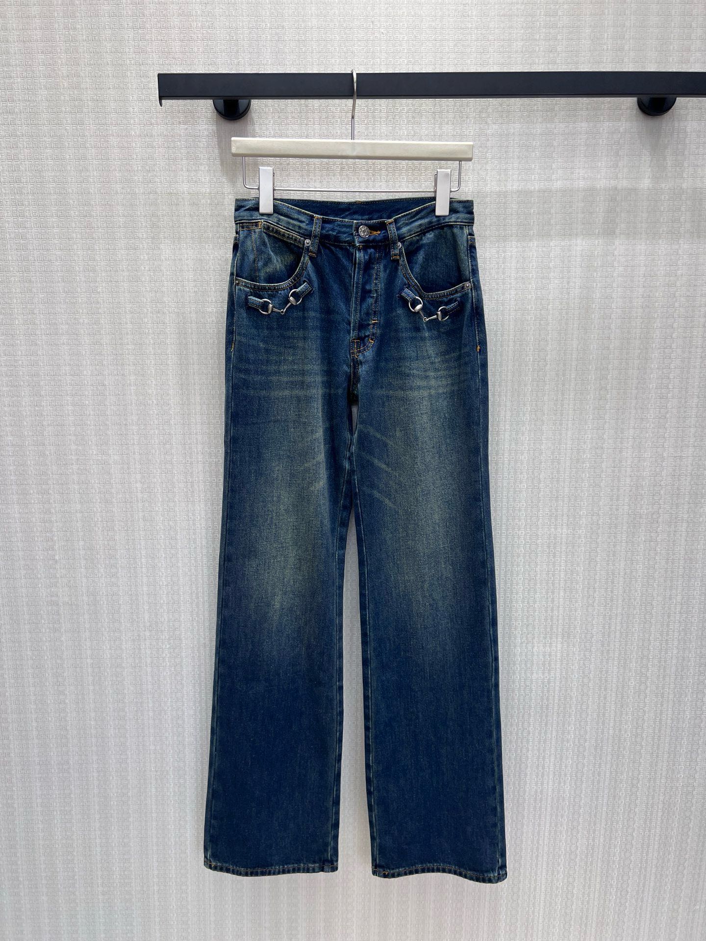 NO:927932,26 spring and summer new jeans. The details of the front pocket metal buckle are restrained and exquisite, abandoning redundant decoration, and keeping the low-key texture of old money. Double-layered wash colors are optional, retro blue has a soft old layer, and charcoal gray is cool and advanced. High-density twill denim has its own ribs, is soft but not squishy, ​​and is suitable for commuting and leisure. One piece wears French casual elegance. Spot sml real shot details,,jeans,1986090926春夏新品牛仔裤 前袋金属扣细节克制精致,摒弃冗余装饰,拿捏old money低调质感.双层水洗色调可选,复古蓝做旧层次柔和,炭灰冷调清冷高级.高密度斜纹牛仔自带筋骨,柔软不软塌,通勤休闲皆适配,一件穿出法式随性贵气.现货smL 实拍细节图,,jeans,,Women's clothing