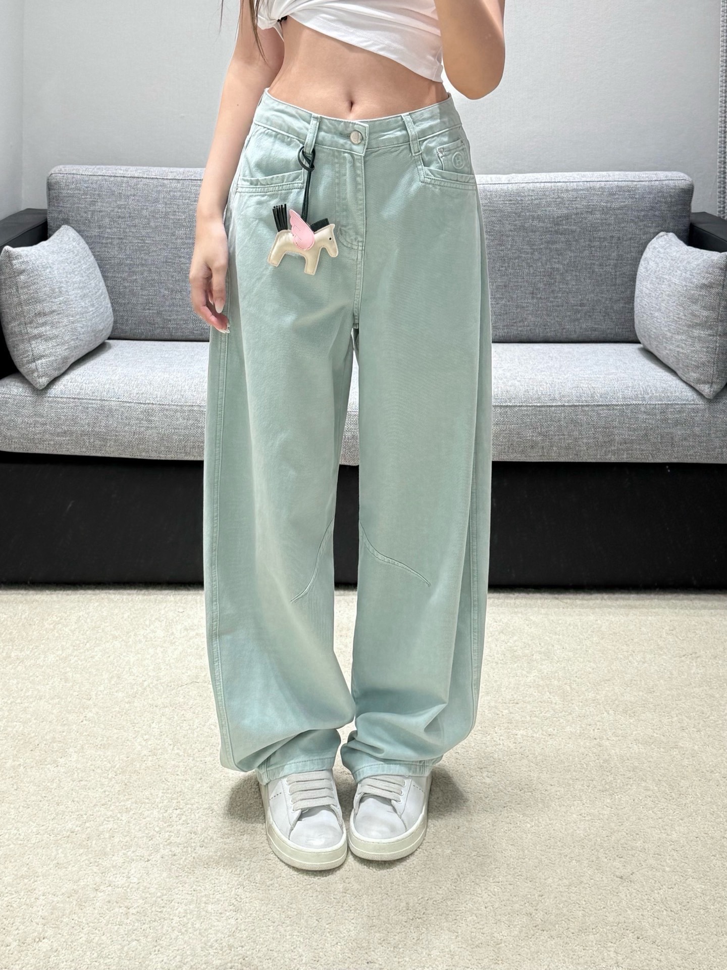 NO:927920,26 spring and summer new jeans  Get rid of the dull denim color, this mint green is a unique healing color for spring and summer. The three-dimensional high-waisted version lengthens the body proportions, the wide-leg pants accommodate all kinds of leg shapes, and the smooth curved cutting line enhances the sophistication of the item. The soft washed fabric upper body is unrestricted, and the playful pony pendant adds a level of detail. The minimalist color scheme has a cool and high-end tonality, suitable for commuting and leisure, and the low saturation is gentle and durable, creating an effortless Korean style relaxed outfit. Ready in stock smL,,jeans,1986090926春夏新品牛仔裤 摆脱沉闷牛仔色系,这支薄荷绿是春夏独有的治愈色系.立体高腰版型拉长身材比例,阔落裤管包容各类腿型,流畅弧形裁线提升单品精致度.软质水洗面料上身无束缚,搭配俏皮小马挂件增添细节层次.极简配色自带清冷高级调性,通勤休闲皆适配,低饱和度浅调温柔耐看,打造不费力的韩系松弛穿搭.现货smL,,jeans,,Women's clothing
