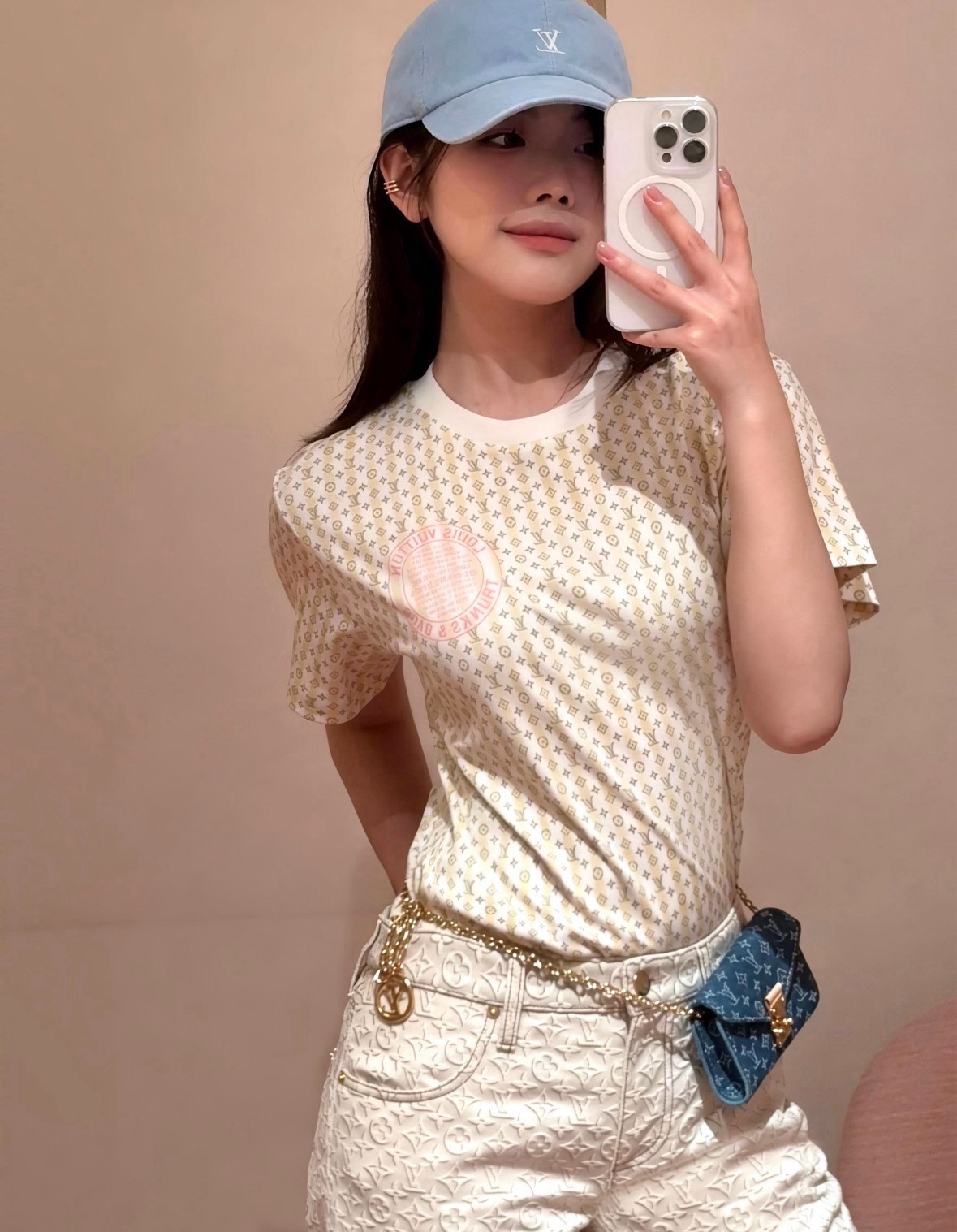 NO:928014,26 new spring and summer short-sleeved, light gold gradient smudged classic presbyopia, with retro luxury texture. The round neck design is neat and soft, and the circular logo on the chest highlights the brand heritage. The silhouette is loose and not pressing, and the draped fabric is both comfortable and high-end, showing low-key recognition. It is suitable for daily matching with jeans or suits, and it is an easy and effortless noble outfit. It is a classic style that will never go out of style in the wardrobe. Ready for sale sml, jeans, T-shirt, business suit,1986090926春夏新品短袖 浅金渐变晕染经典老花,自带复古奢华质感.圆领设计利落柔和,胸口圆形标识点明品牌底蕴.廓形宽松不压身,垂坠面料兼顾舒适与高级,低调中流露辨识度.日常搭配牛仔裤或西装都适配,轻松拿捏不费力的显贵穿搭,是衣橱里永不过时的经典款.现货出售smL,,jeans,T-shirt,business suit,,Women's clothing