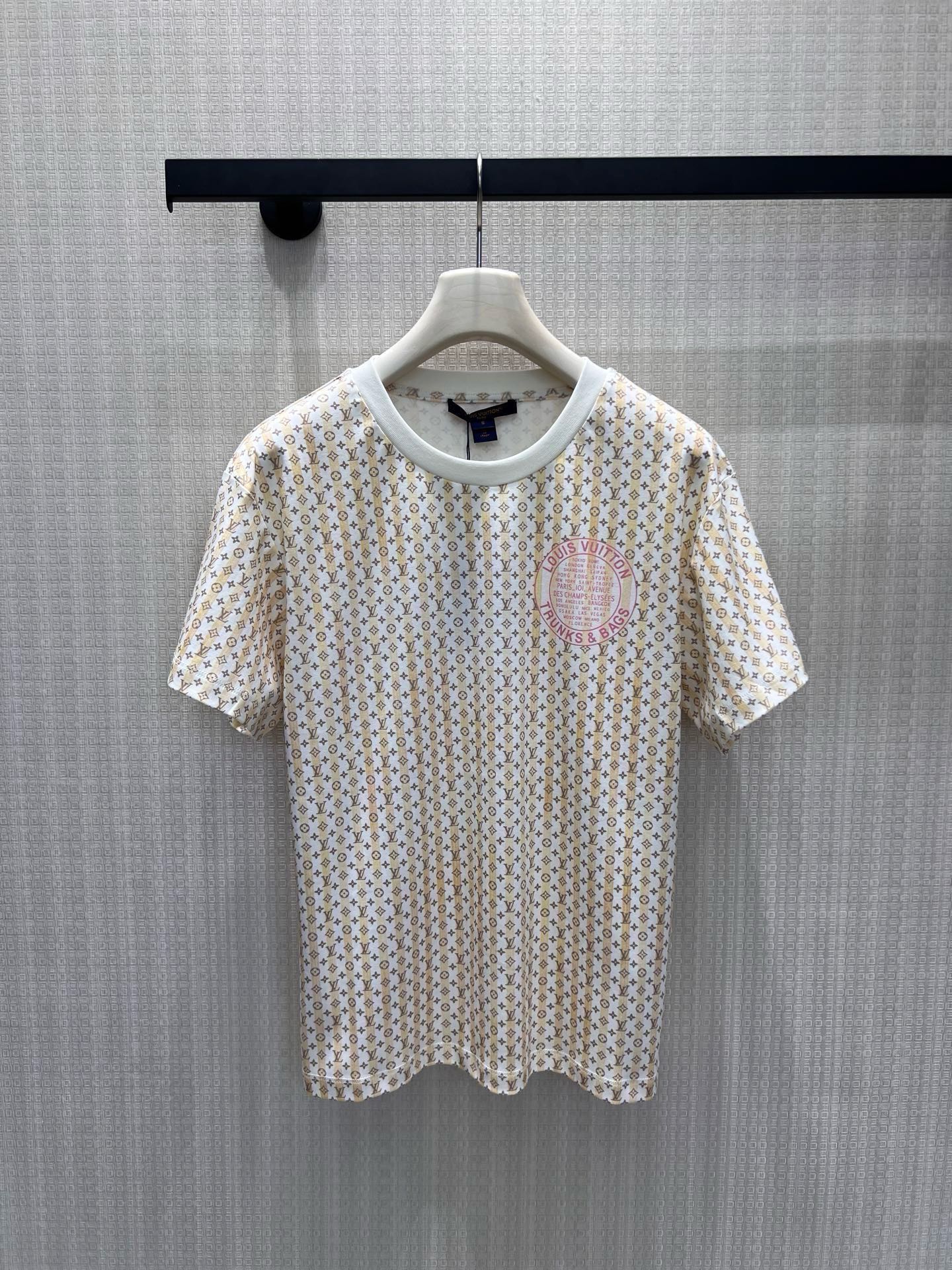 NO:928002,26 new spring and summer short-sleeved, light gold gradient smudged classic presbyopia, with retro luxury texture. The round neck design is neat and soft, and the circular logo on the chest highlights the brand heritage. The silhouette is loose and not pressing, and the draped fabric is both comfortable and high-end, showing low-key recognition. It is suitable for daily matching with jeans or suits. It is an easy and effortless dignified outfit. It is a classic style that will never go out of style in the wardrobe. Ready for sale sml real shot details, jeans, T-shirt, business  suit,1986090926春夏新品短袖 浅金渐变晕染经典老花,自带复古奢华质感.圆领设计利落柔和,胸口圆形标识点明品牌底蕴.廓形宽松不压身,垂坠面料兼顾舒适与高级,低调中流露辨识度.日常搭配牛仔裤或西装都适配,轻松拿捏不费力的显贵穿搭,是衣橱里永不过时的经典款.现货出售smL 实拍细节图,,jeans,T-shirt,business suit,,Women's clothing