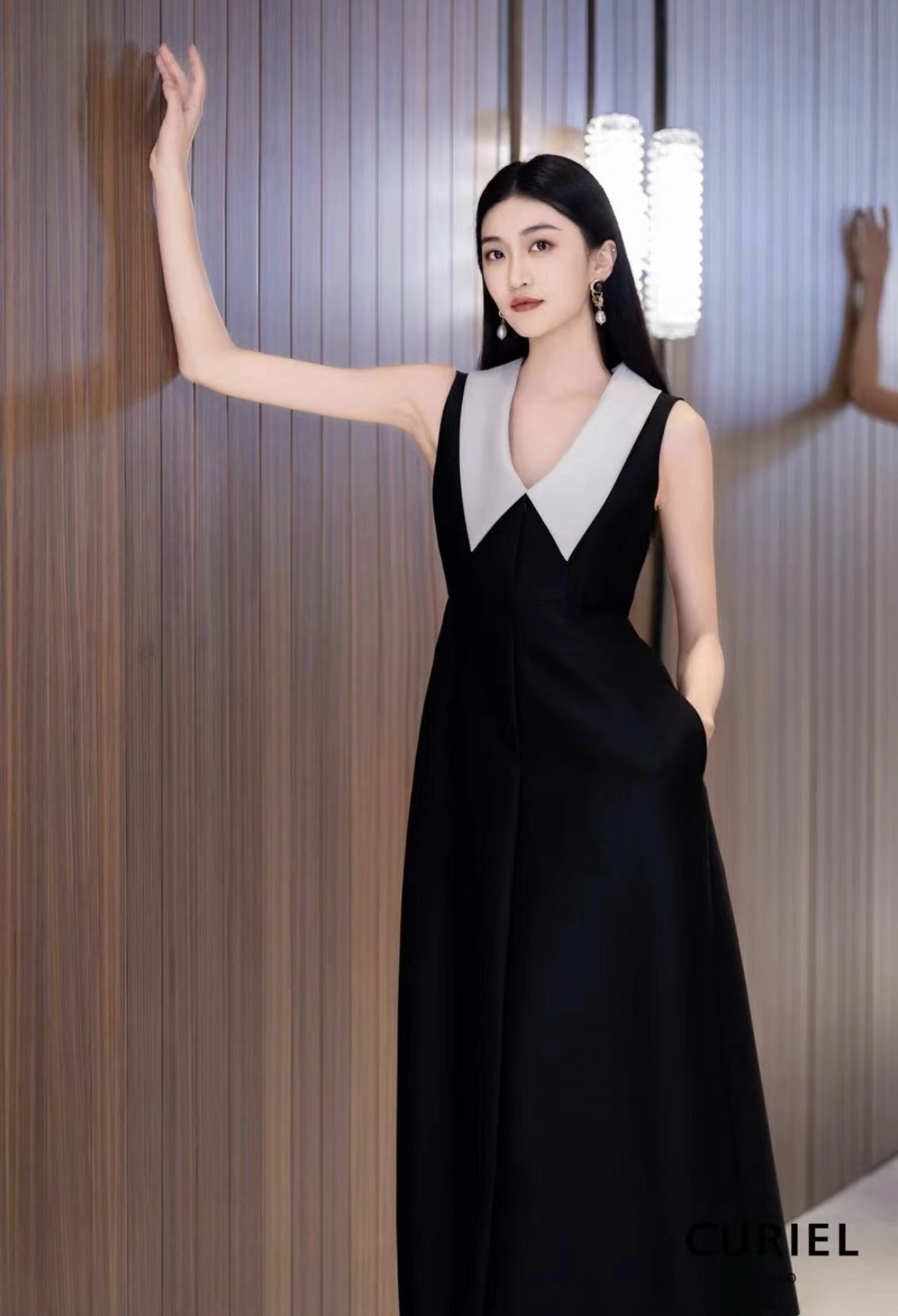 NO:929294,26 spring and summer new products designer style black and white contrast sleeveless  Dress, minimalist retro French style. The wide white pointed collar forms a V-shaped neckline, modifying the neck line, and the layering contrast is smooth and advanced. The crisp and smooth matte fabric, high-waist tailoring cinches the waistline, and the straight mid-length skirt smoothly hides the flesh. The sleeveless design is refreshing and neat, suitable for commuting and dating, without excessive decoration, and relies on the pattern and color matching to highlight the elegant and intellectual temperament. It is low-key and durable and will never go out of style. In stock smL, skirts,1986090926春夏新品 设计师款 黑白撞色无袖 连衣裙,极简复古法式格调.宽大白色尖领形成V型领区,修饰脖颈线条,层次对比利落高级.挺括垂顺哑光面料,高腰剪裁收束腰线,直筒中长裙摆流畅藏肉.无袖设计清爽利落,通勤、约会皆适配,不堆砌多余装饰,靠版型与配色凸显优雅知性气质,低调耐看永不过时.现货smL,,skirts,,Women's clothing